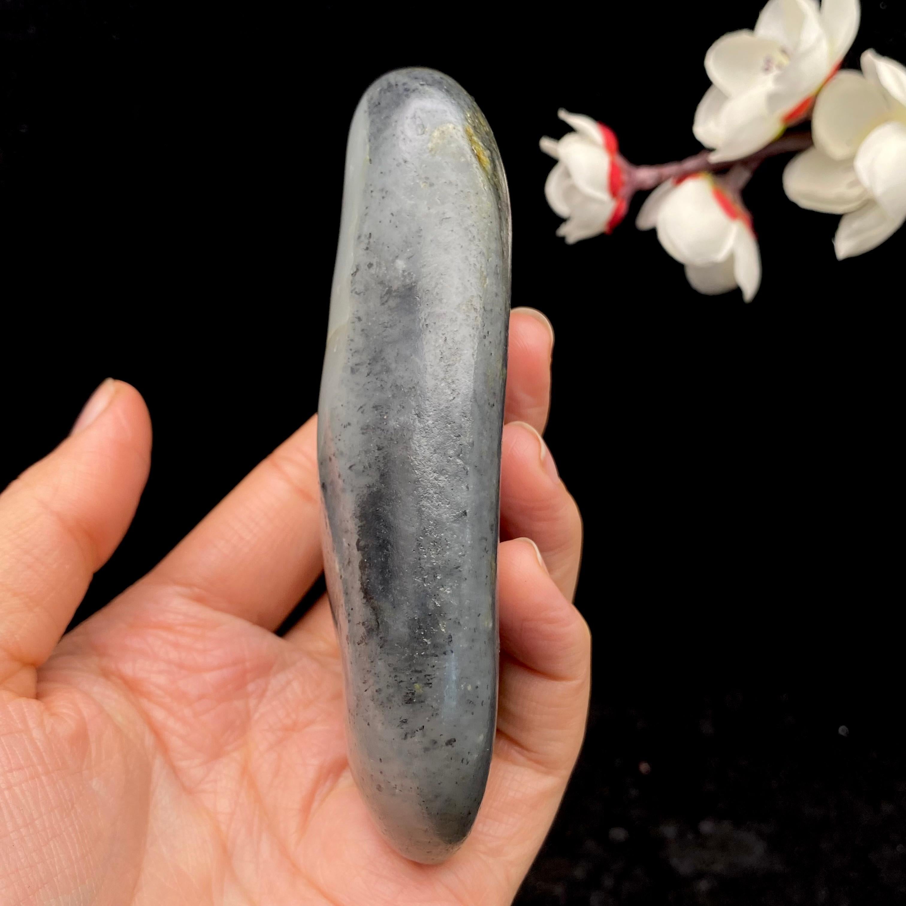 【超值推荐】和田玉青花籽料原石（208.5g）