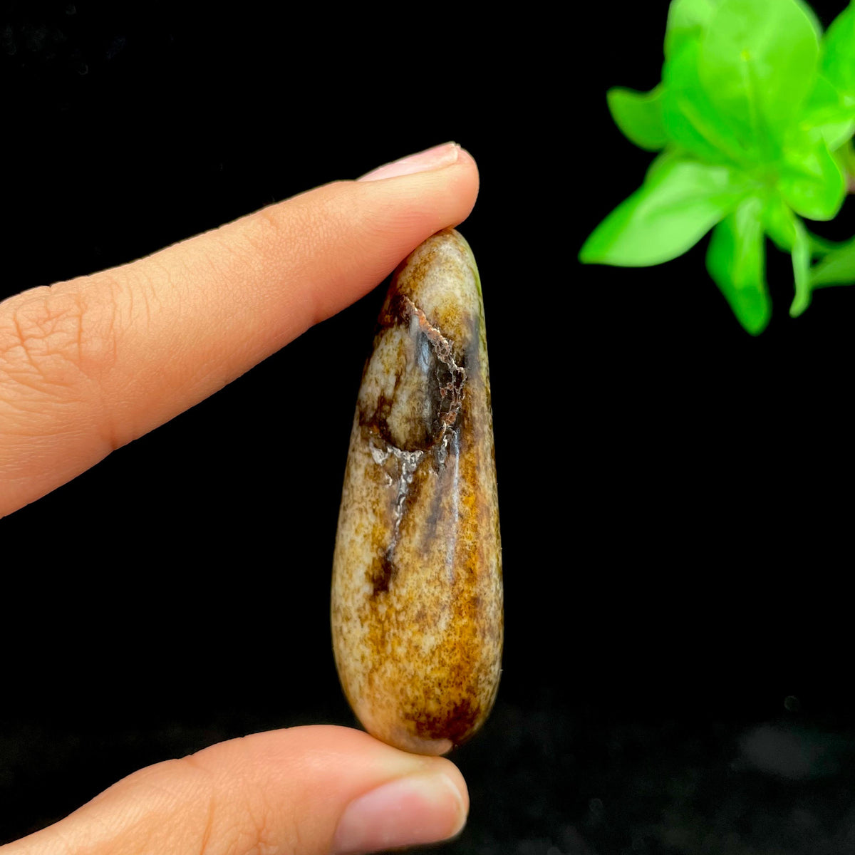 和田玉秋梨皮带红皮籽料手把件（71.1g）