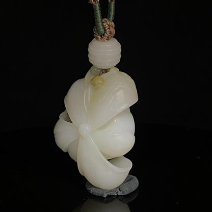 和田玉立体荷花挂件（26.02g）