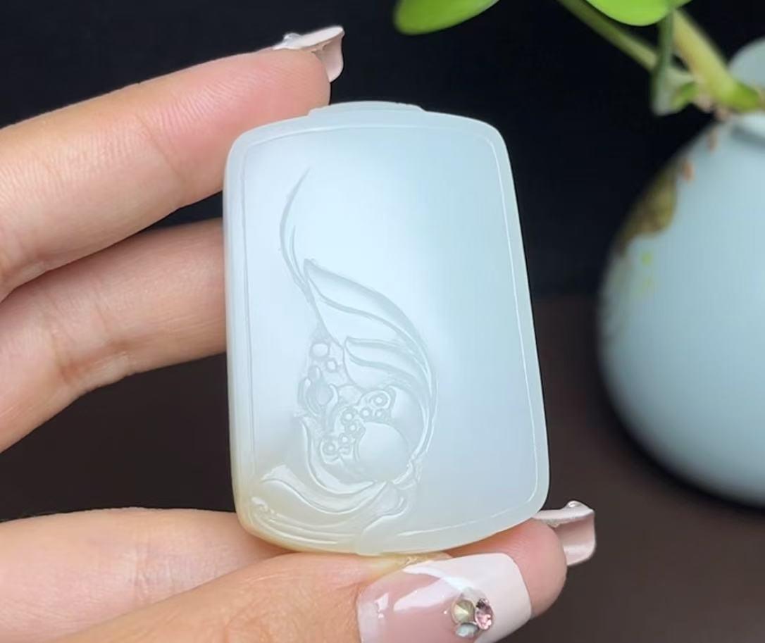 新疆和田玉且末料羊脂玉莲花平安无事牌（49.6g）