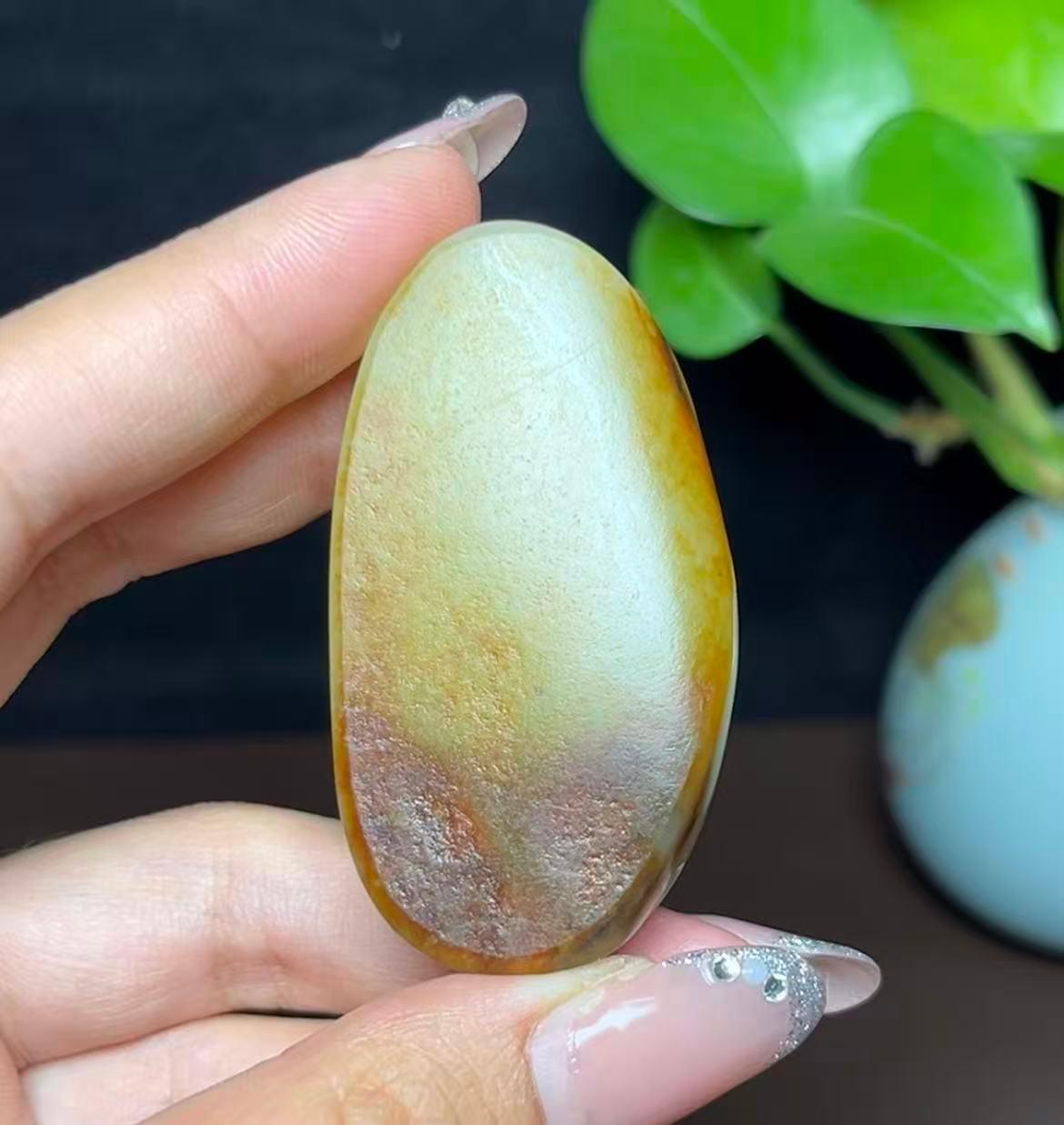 新疆和田玉籽料灵猴献福（48.9g） – 厚德载玉