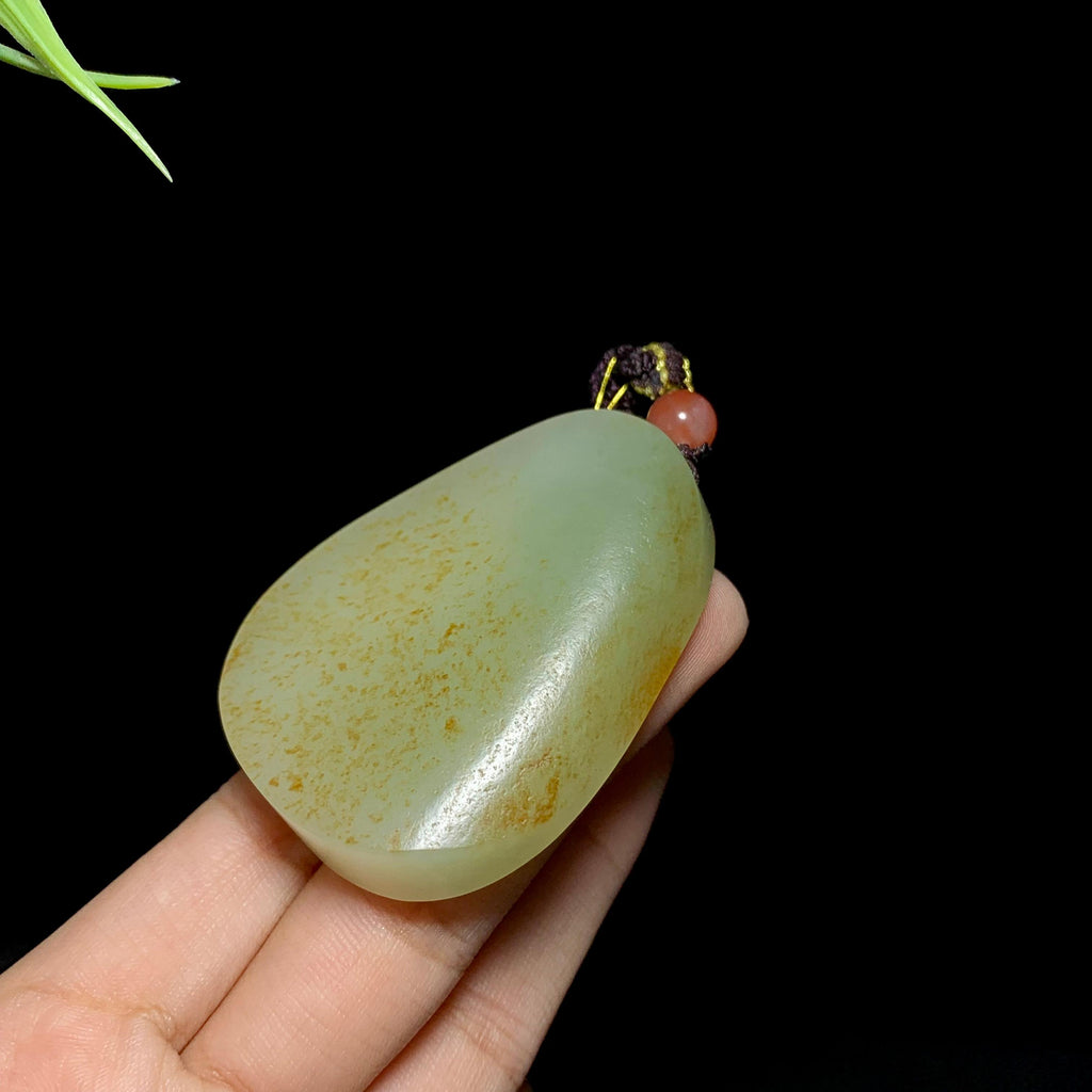 和田籽料洒金皮带翠无事牌（52.0g）