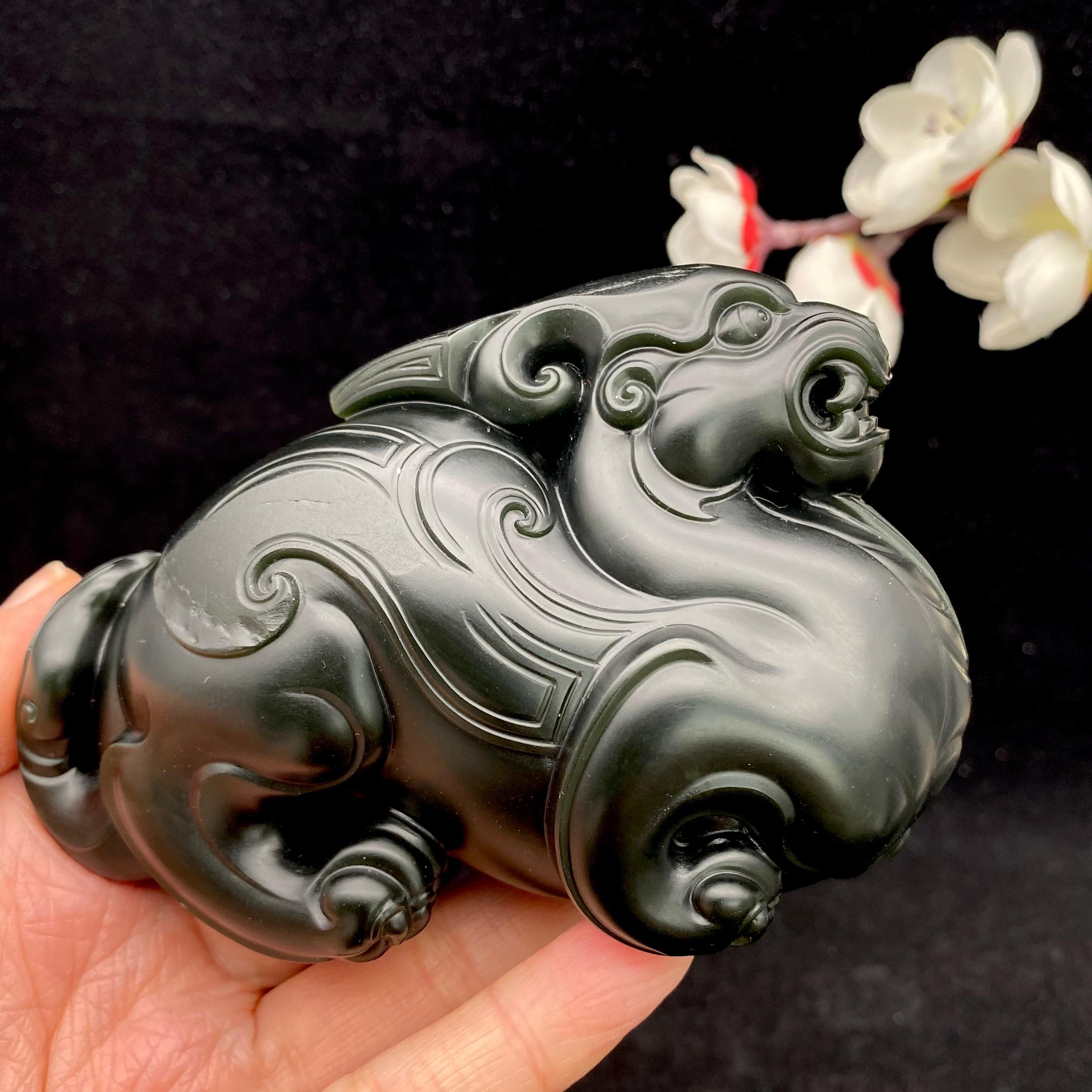 和田玉青玉籽料【貔貅】（353.5g） – 厚德载玉