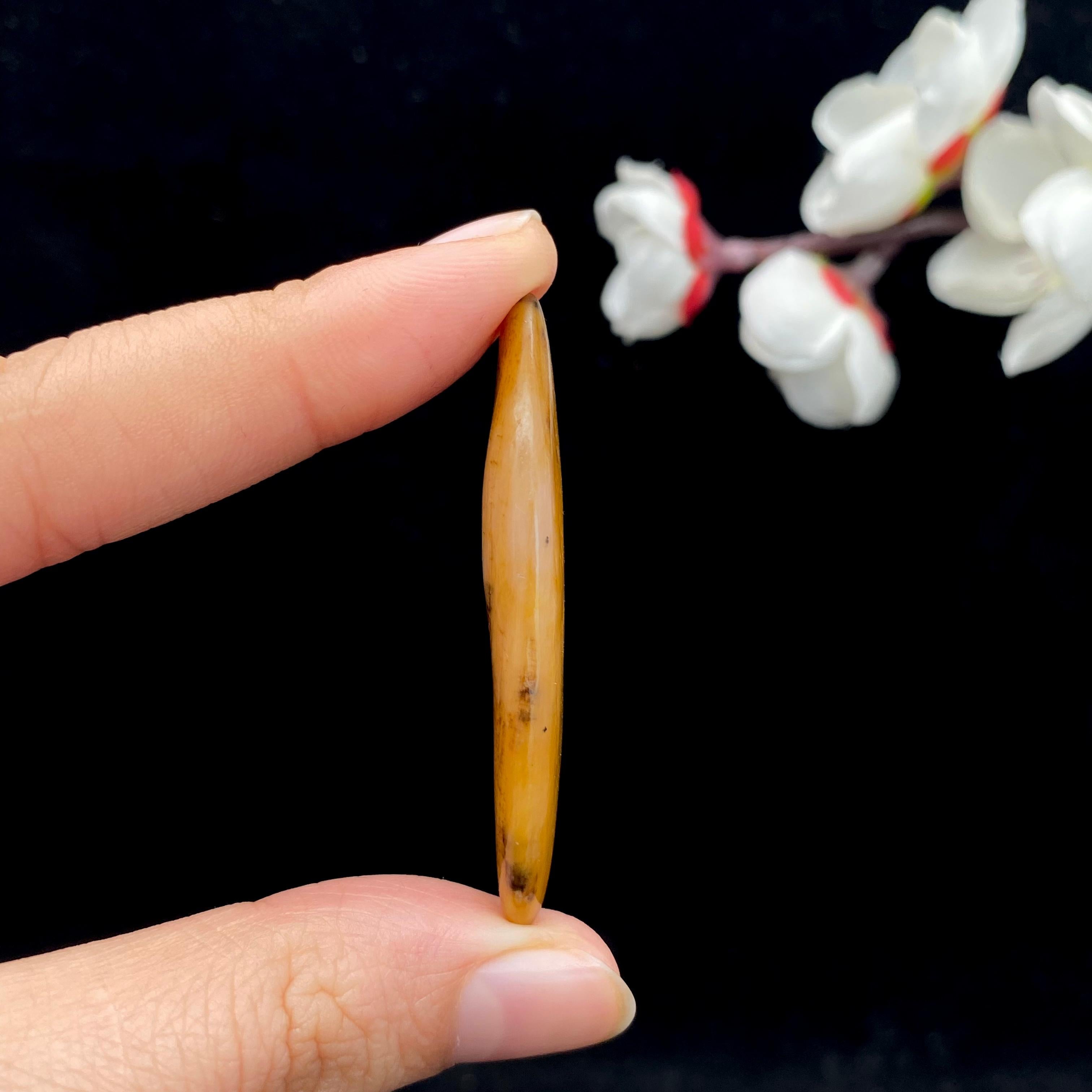 和田玉桃花玉带黄皮籽料原石（8.8g）