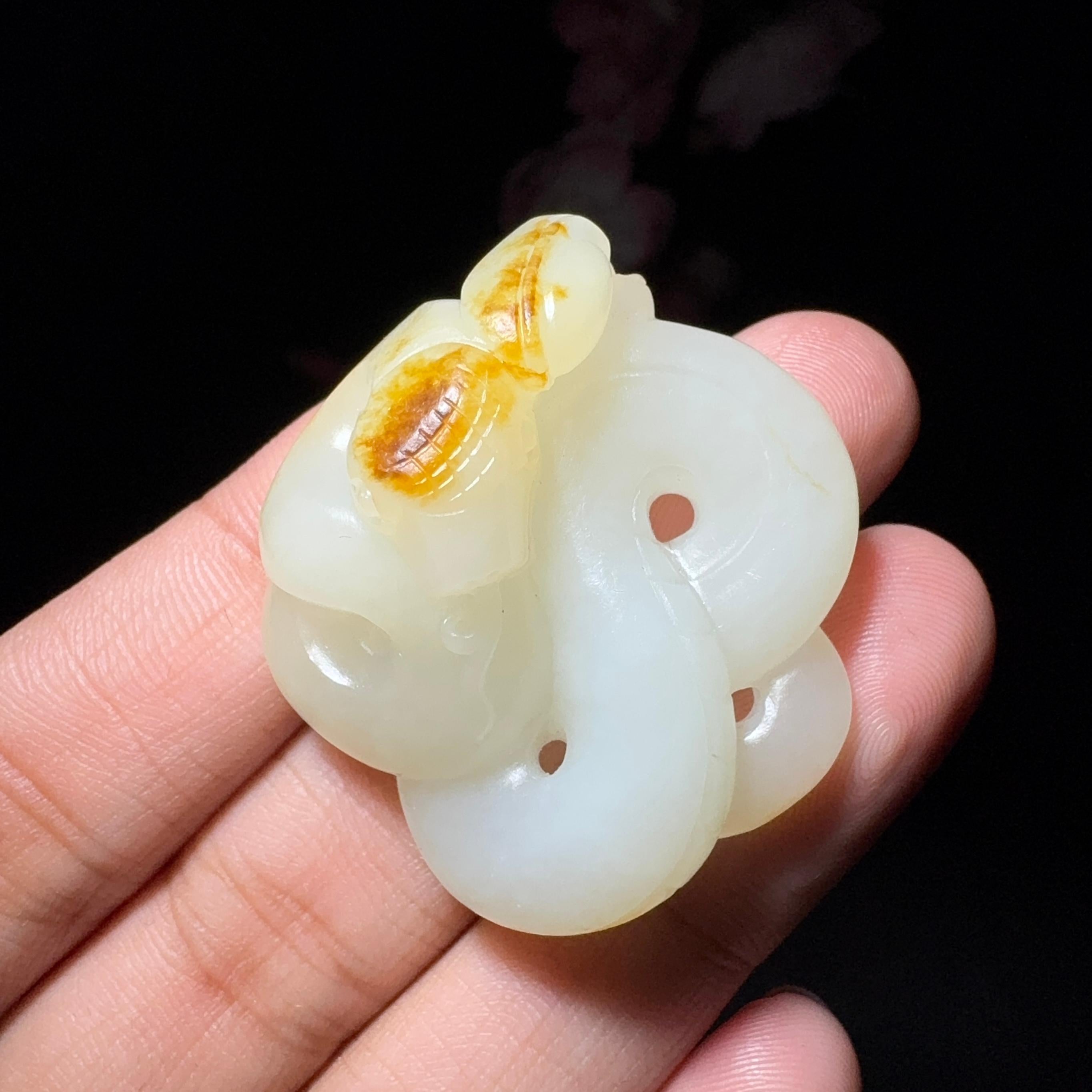 和田玉籽料挂件蛇（15.8g）