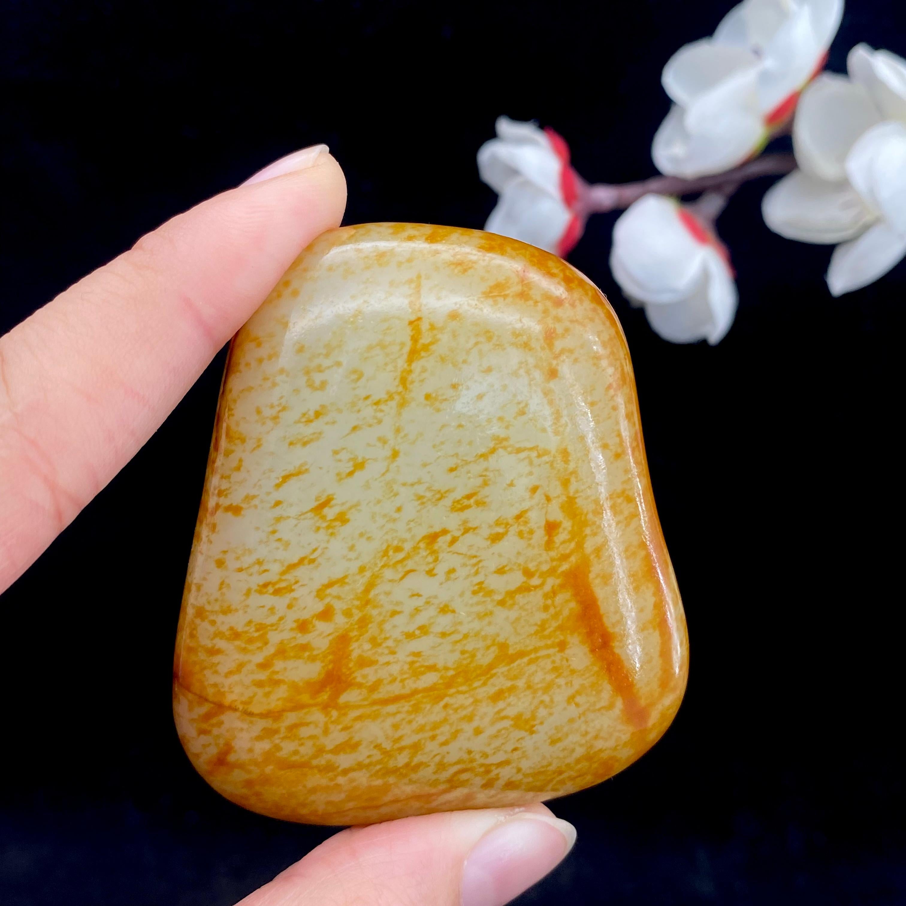 和田玉满洒红皮籽料原石（103.7g）