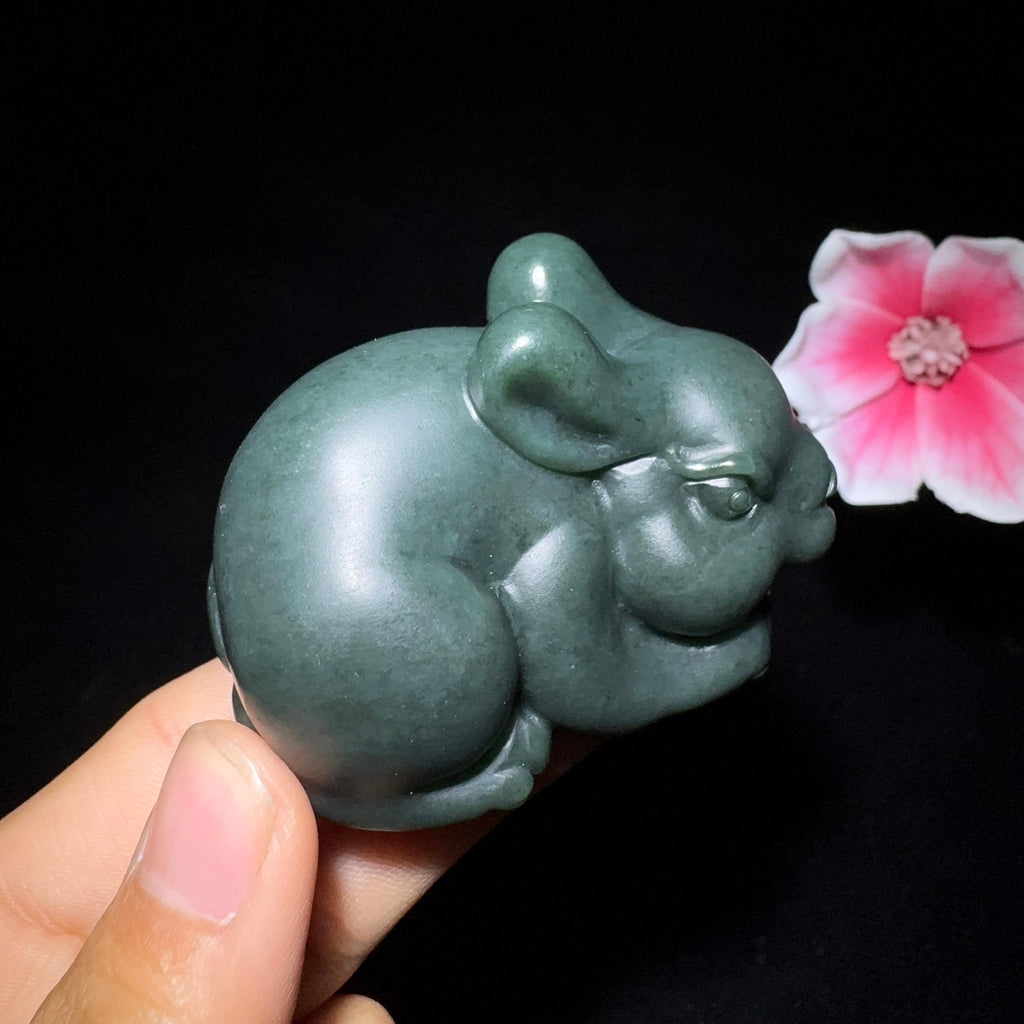 和田玉沙枣青手把件兔子（160.0g）