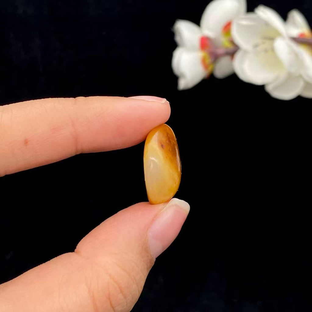 和田玉黄沁皮籽料戒面籽（4.4g）