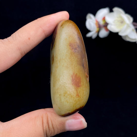 和田玉聚黄皮籽料手把件（143.2g）