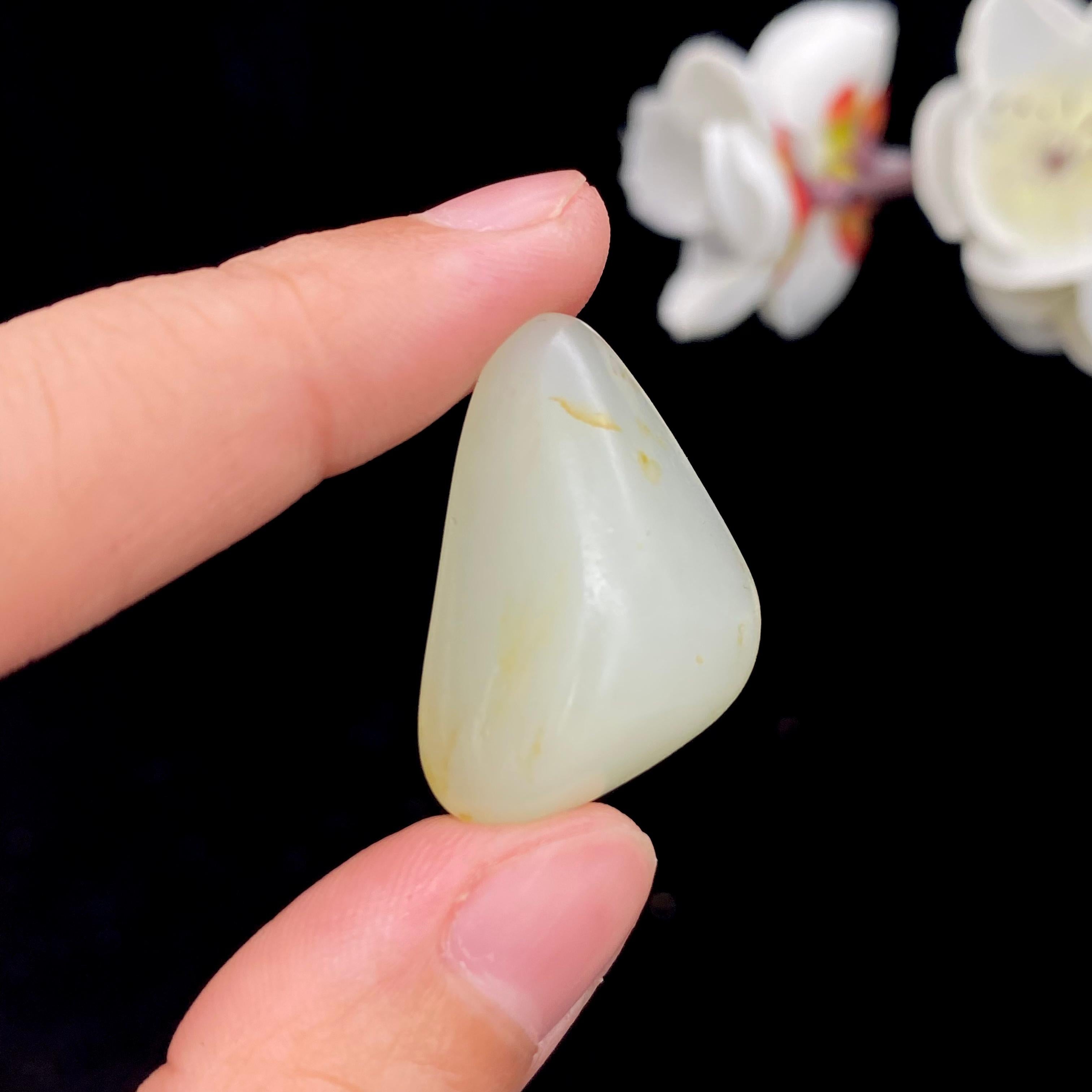 和田玉青白玉籽料原石（8g） – 厚德载玉