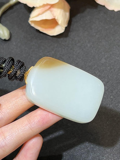 和田玉且末料糖羊脂玉平安无事牌（34.3g）