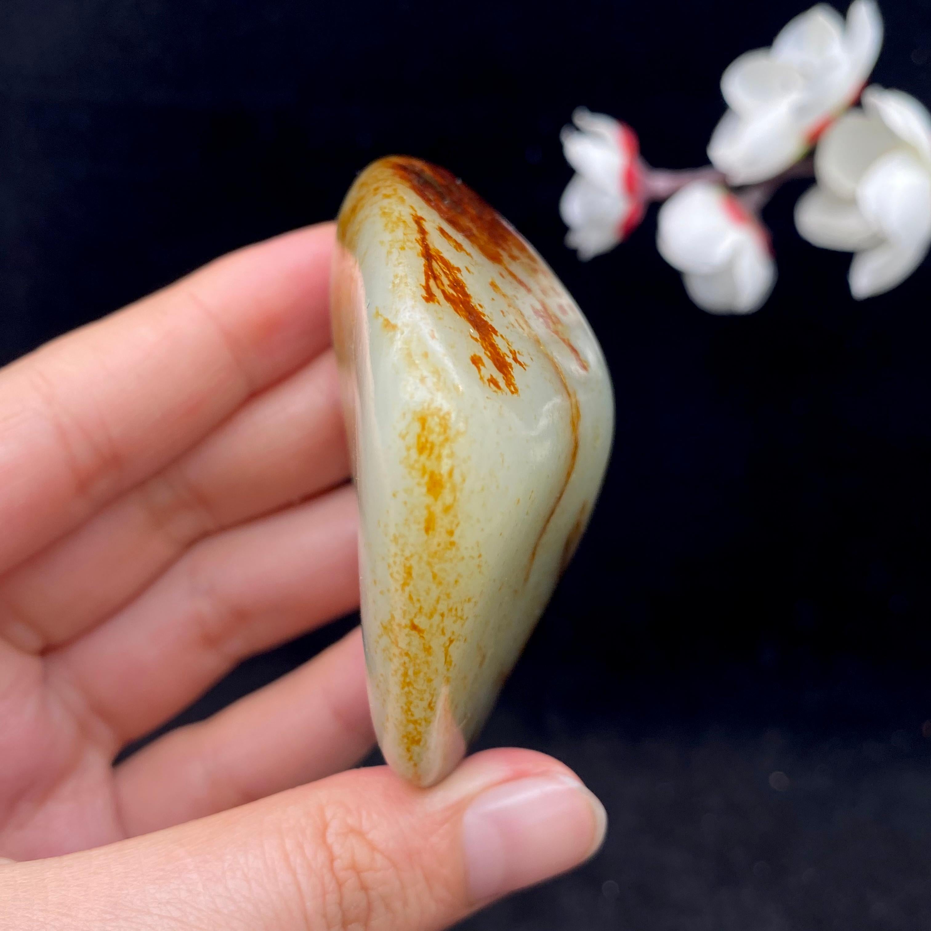 和田玉聚红皮籽料手把件（107g）