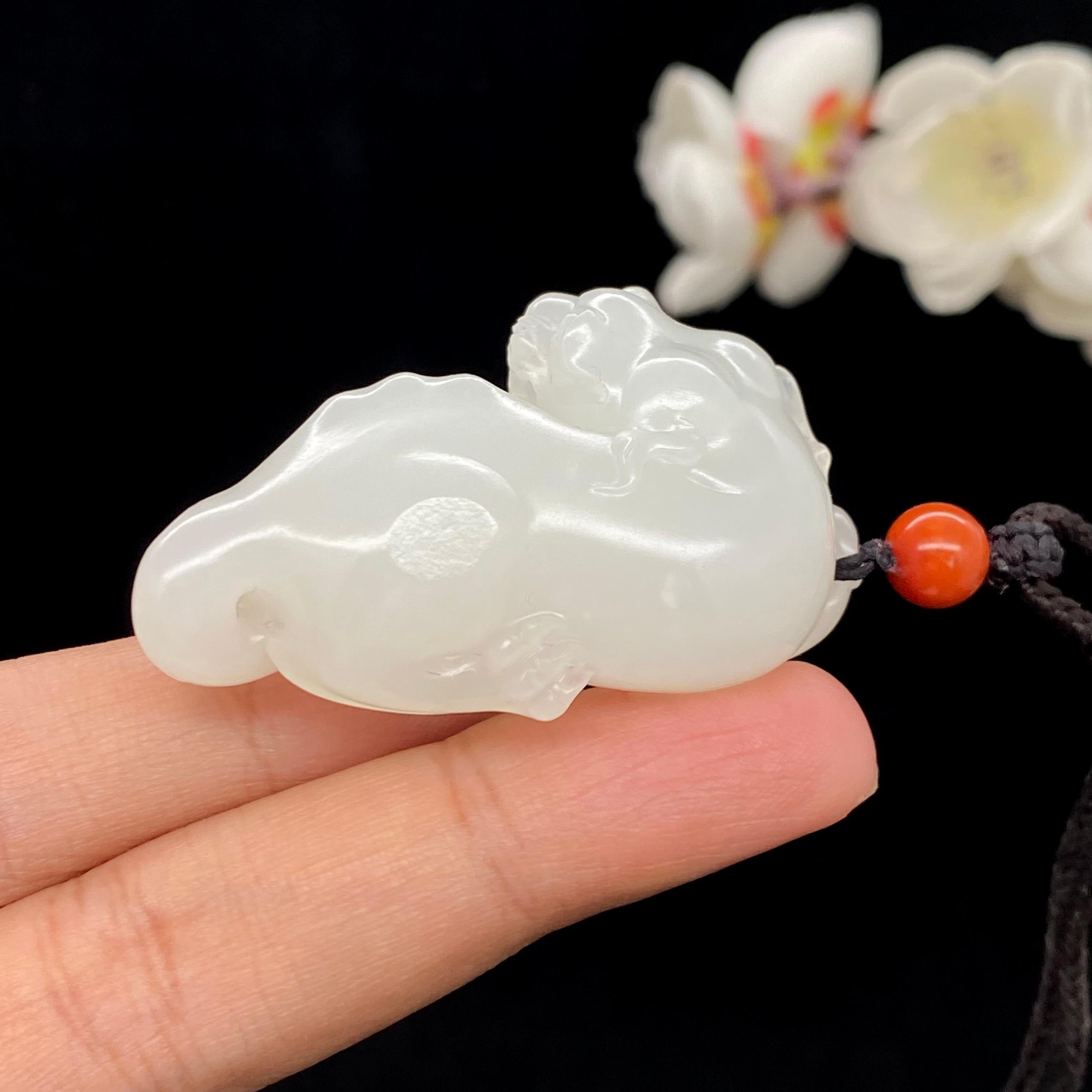 美品　和田白玉「貔貅（ひきゅう）吊飾」 和田玉白玉籽料【回头貔貅】挂件（38.8g） – 厚德载玉