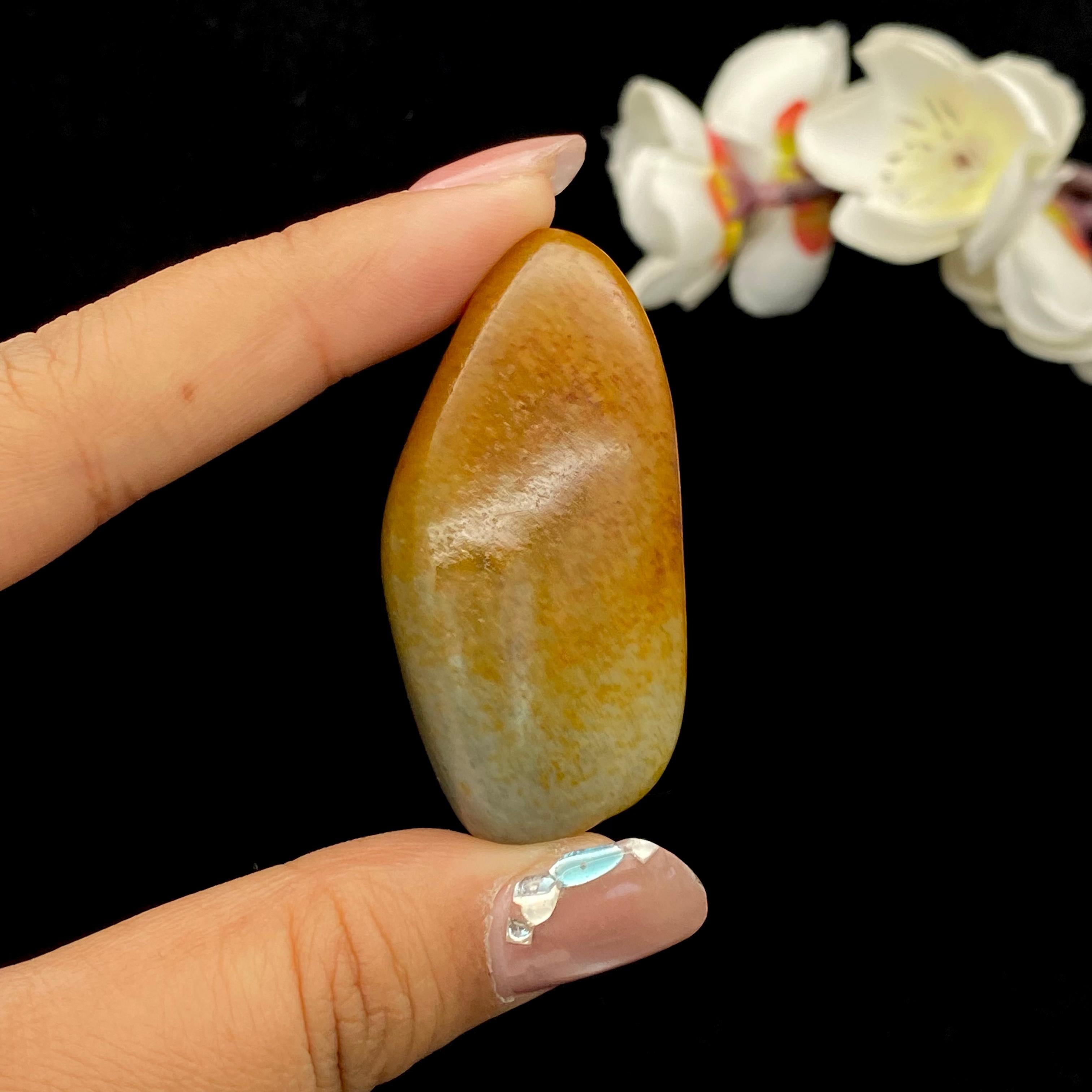 和田玉聚黄皮青花底籽料挂件（34.1g）