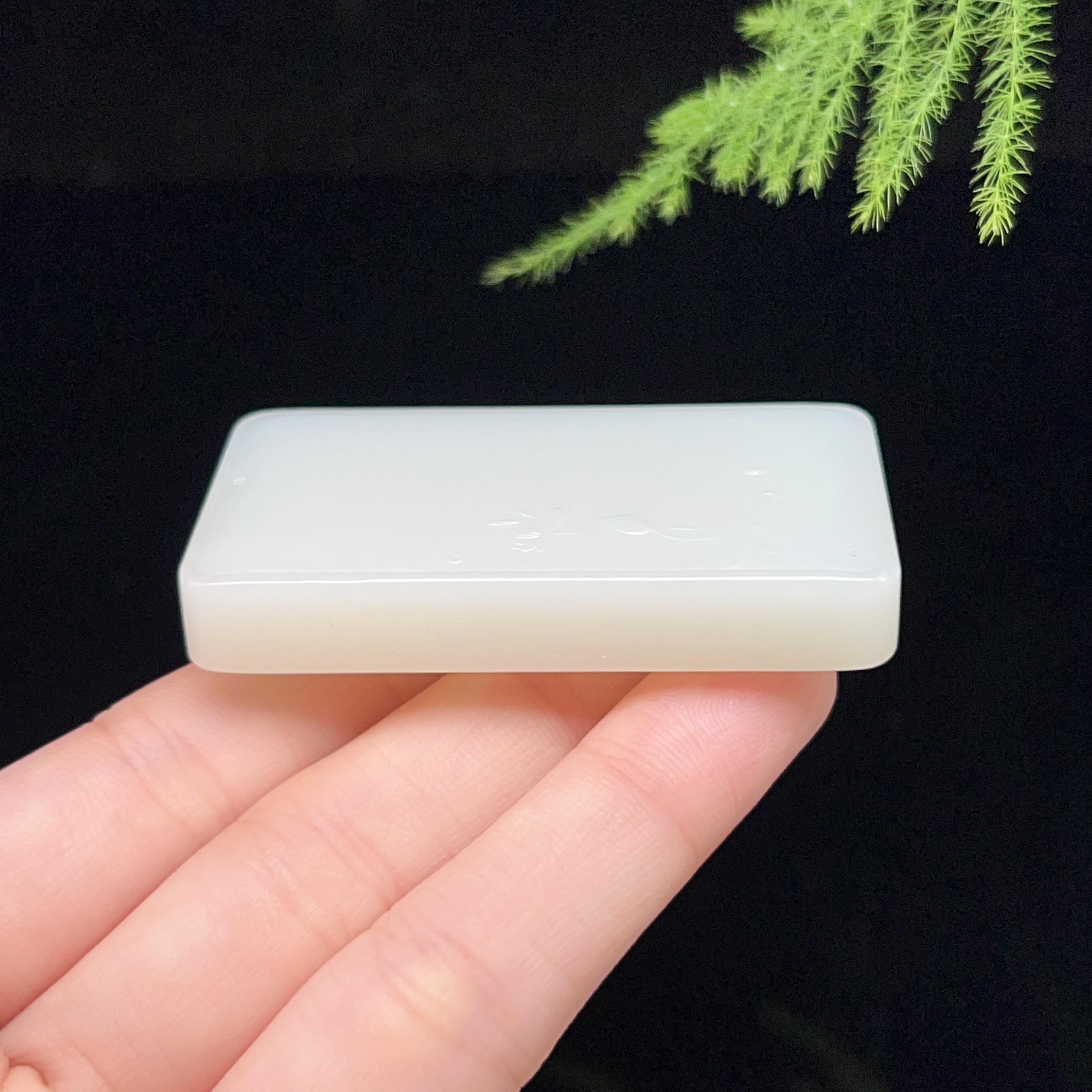 和田玉羊脂白玉无事牌（56.8g）