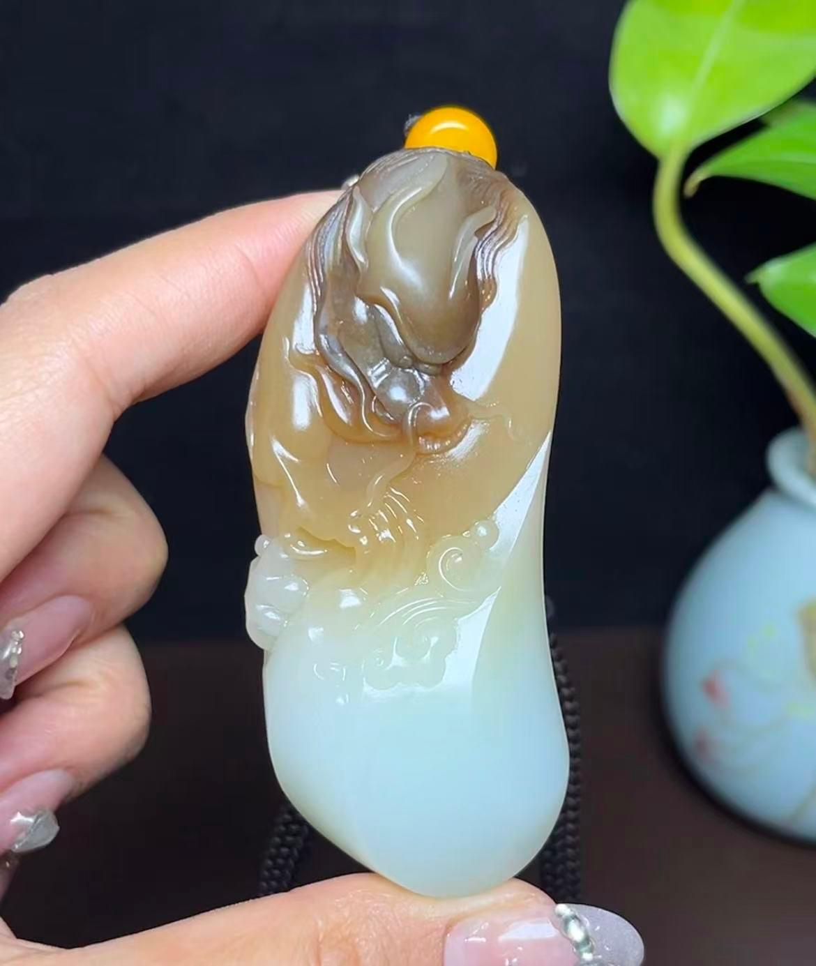 新疆和田玉且末料羊脂玉龙牌手把件（97.7g）
