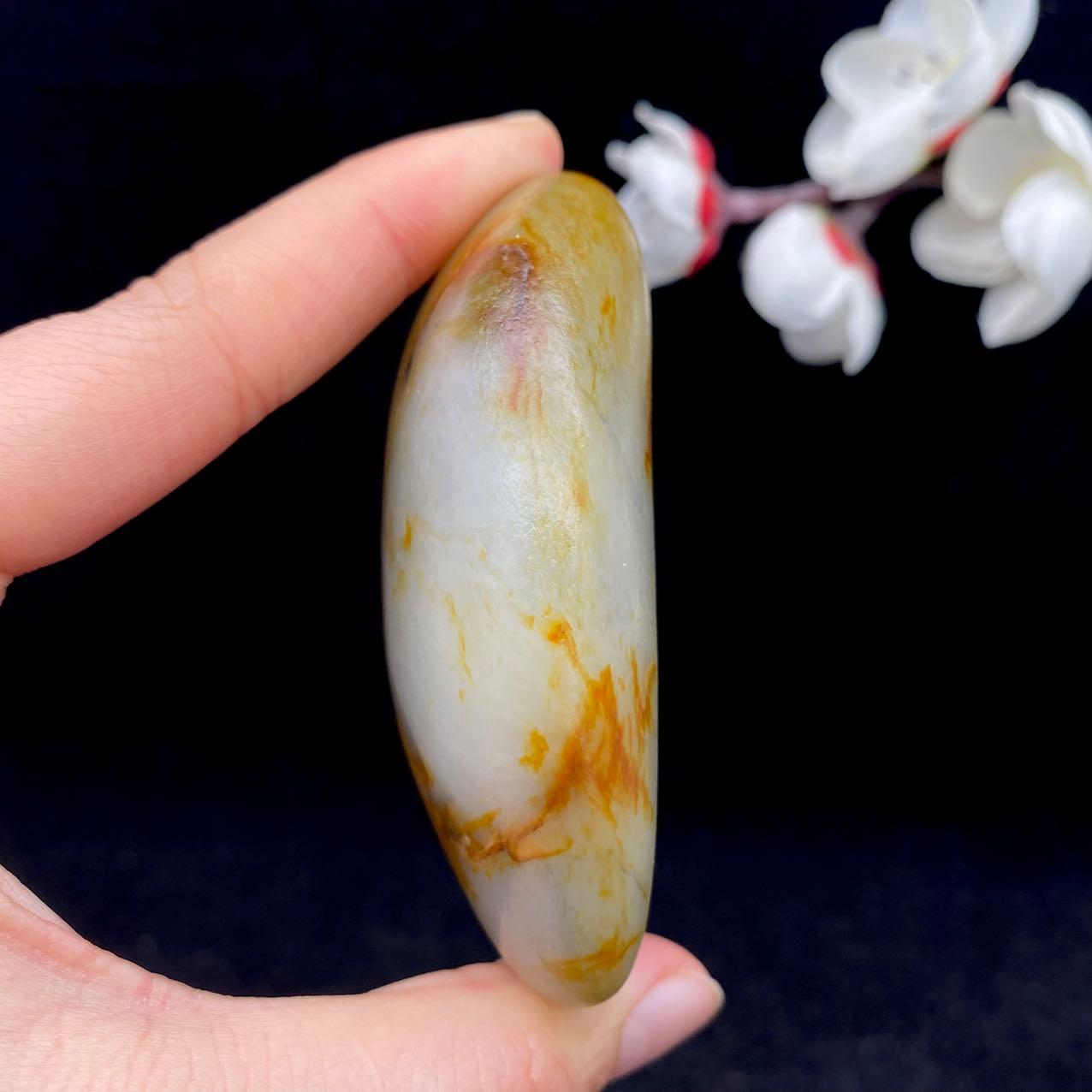 【超值推荐】和田玉聚黄皮籽料手把件（146.3g）