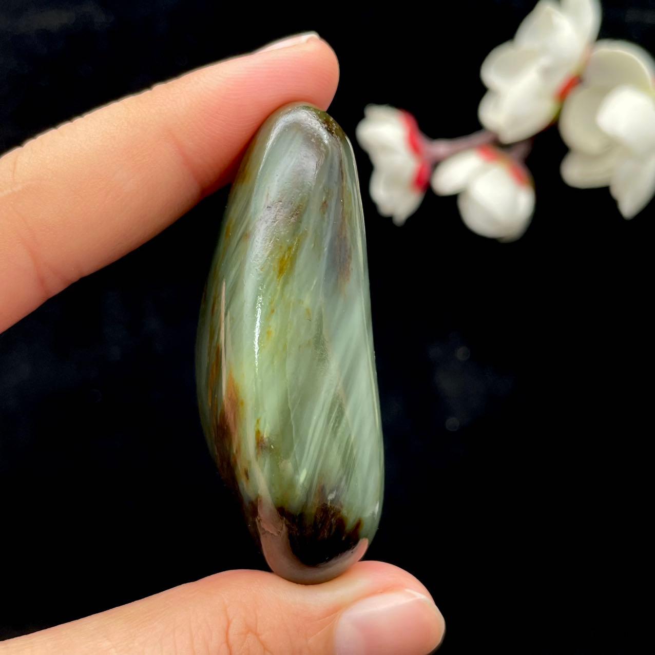 和田玉沙枣青带猫眼籽料（56.3g）