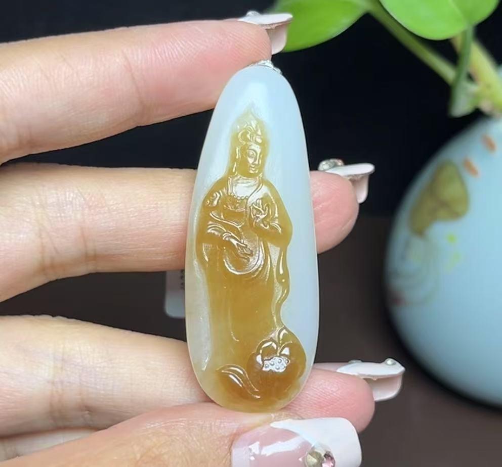新疆和田玉且末糖白羊脂玉站观音（17.1g）