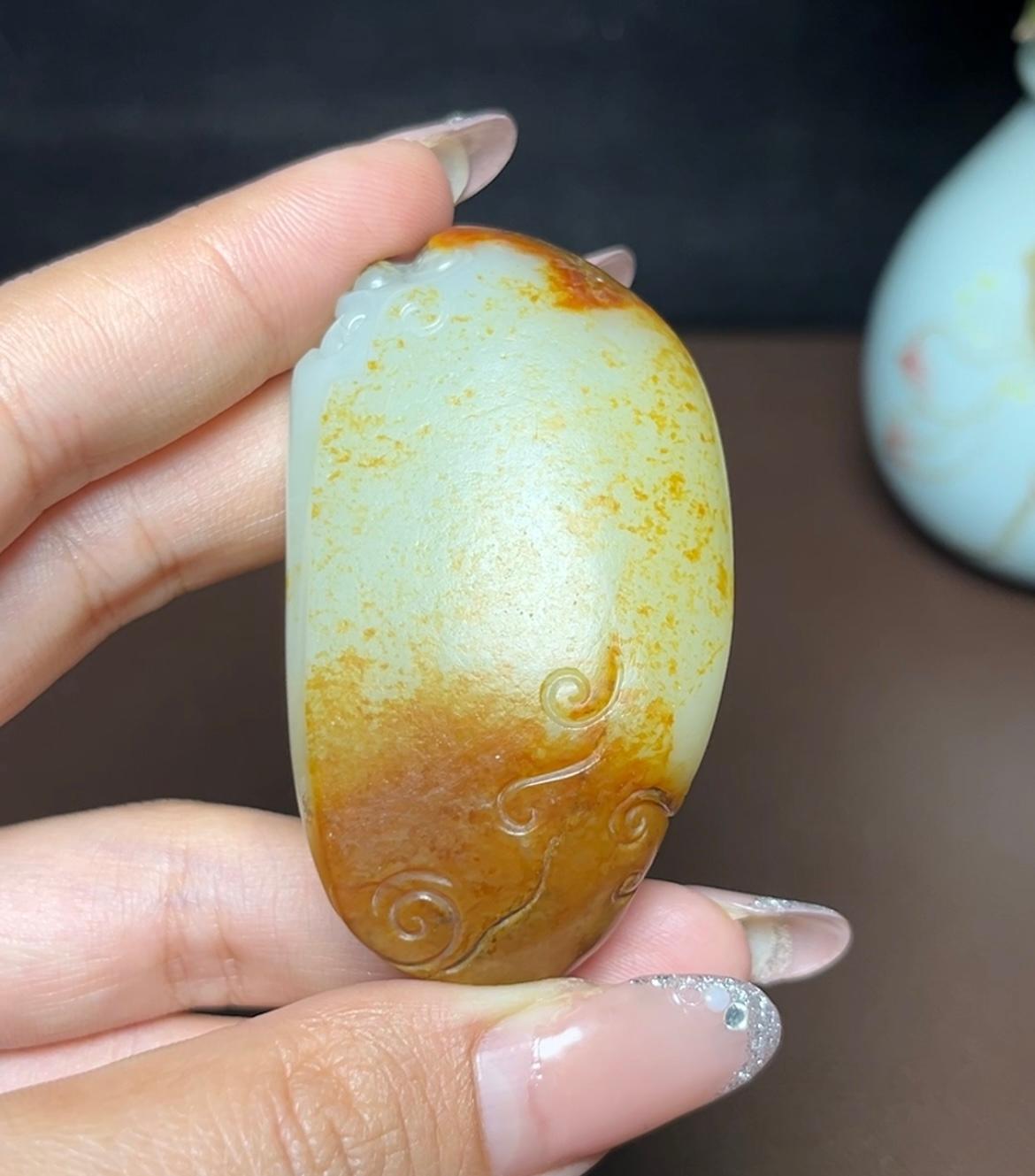 新疆和田玉玛丽艳籽料天地红皮白肉貔貅府上有龙（61.5g）