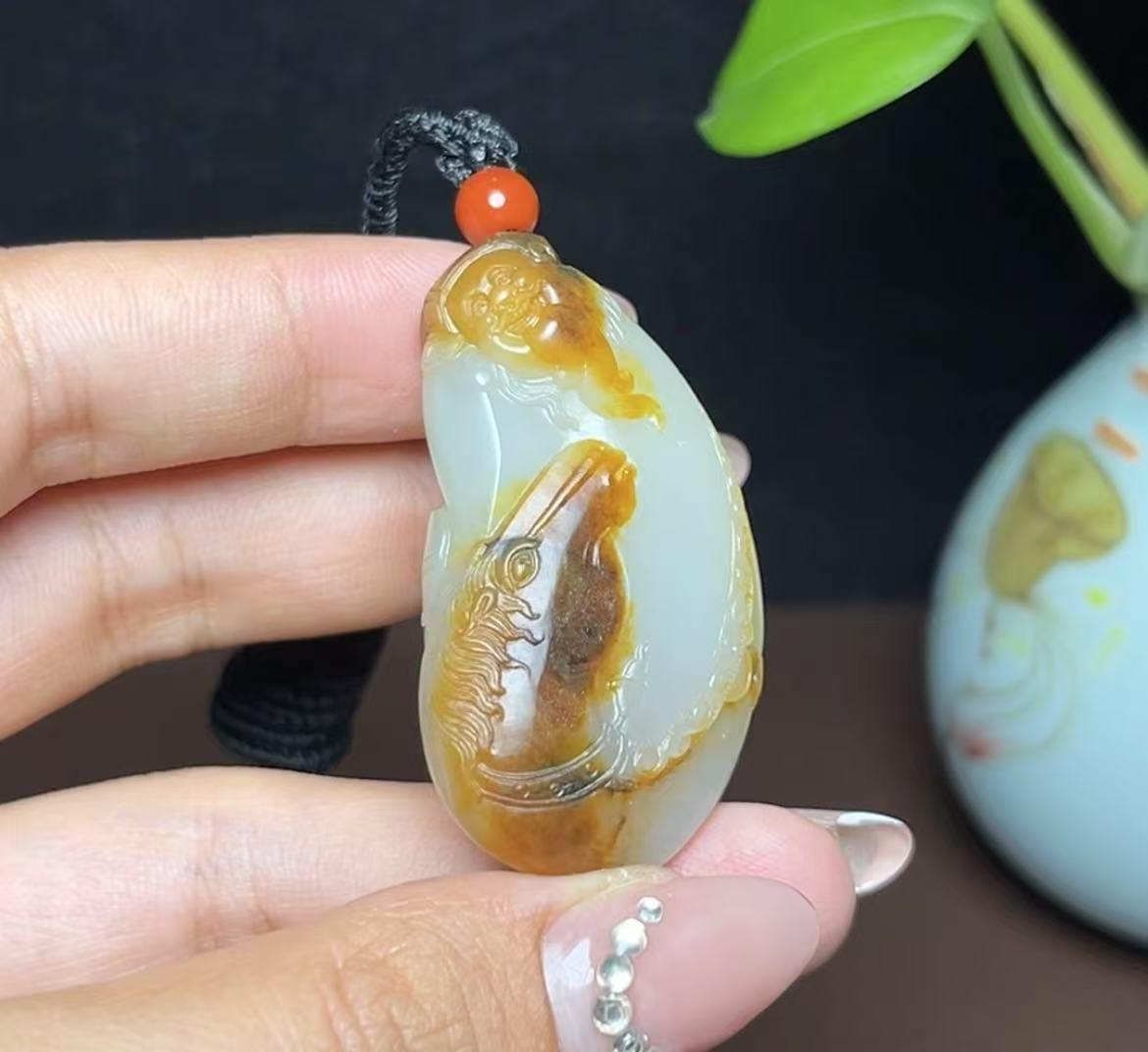 新疆和田玉籽料红皮白肉马上发财（35.2g）