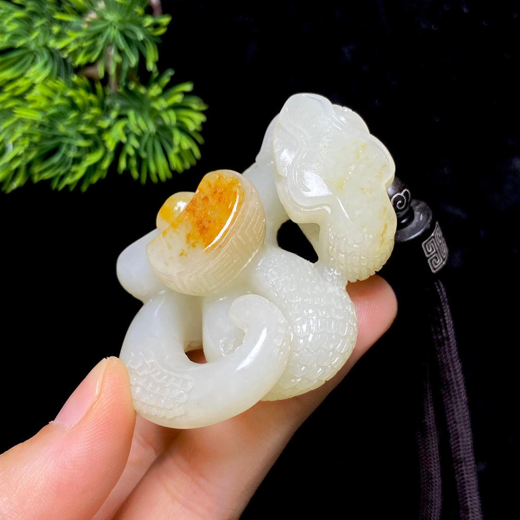 和田玉籽料灵蛇献瑞（78.5g）