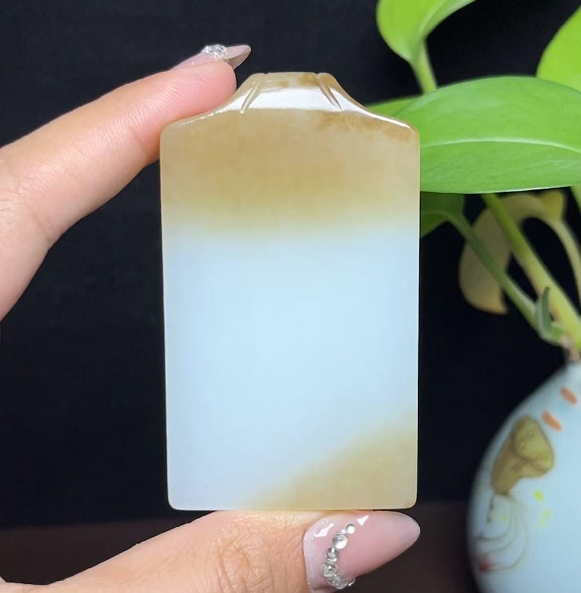 新疆和田玉且末料天地糖羊脂玉平安无事牌（83.2g）