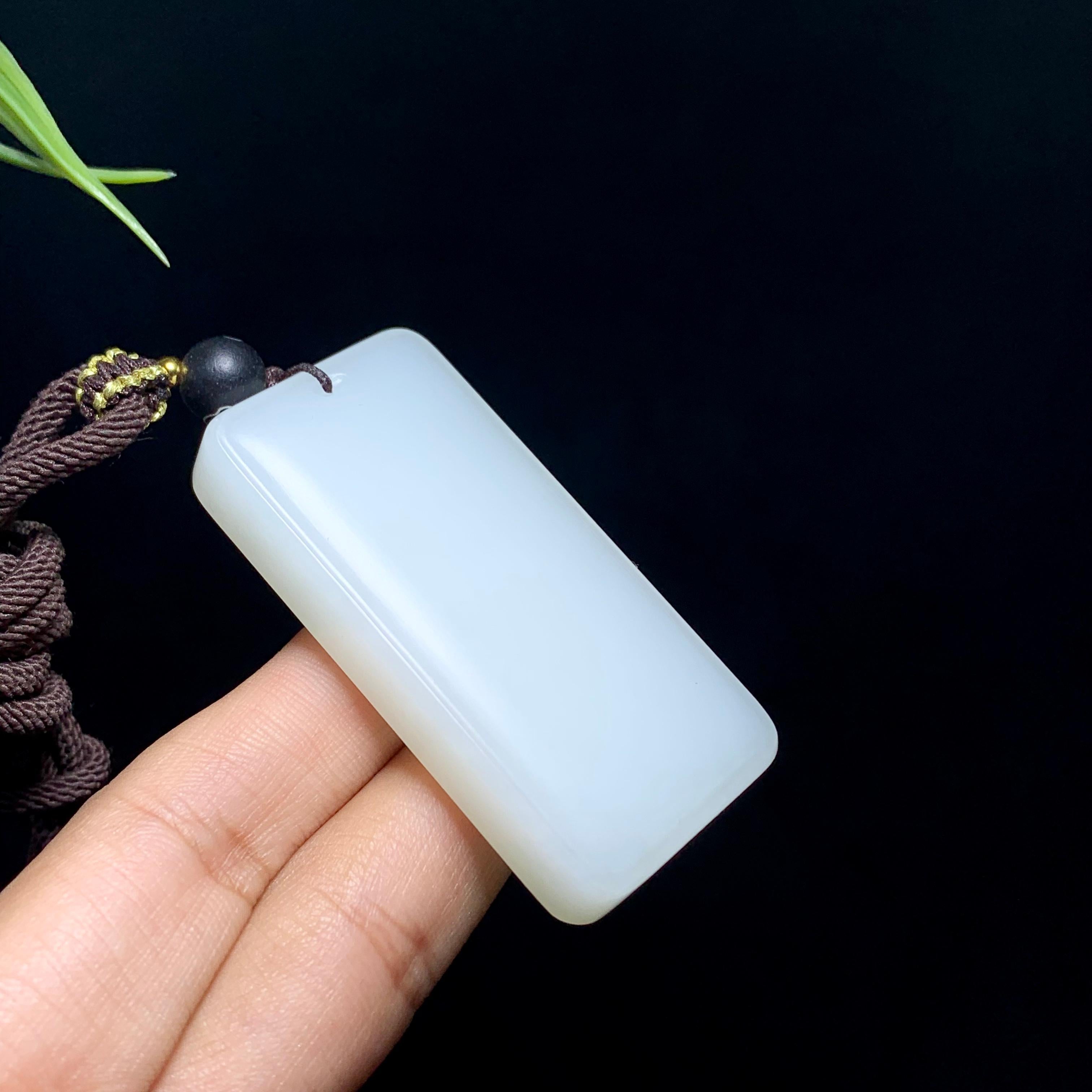 和田羊脂白玉玉无事牌（48.0g）