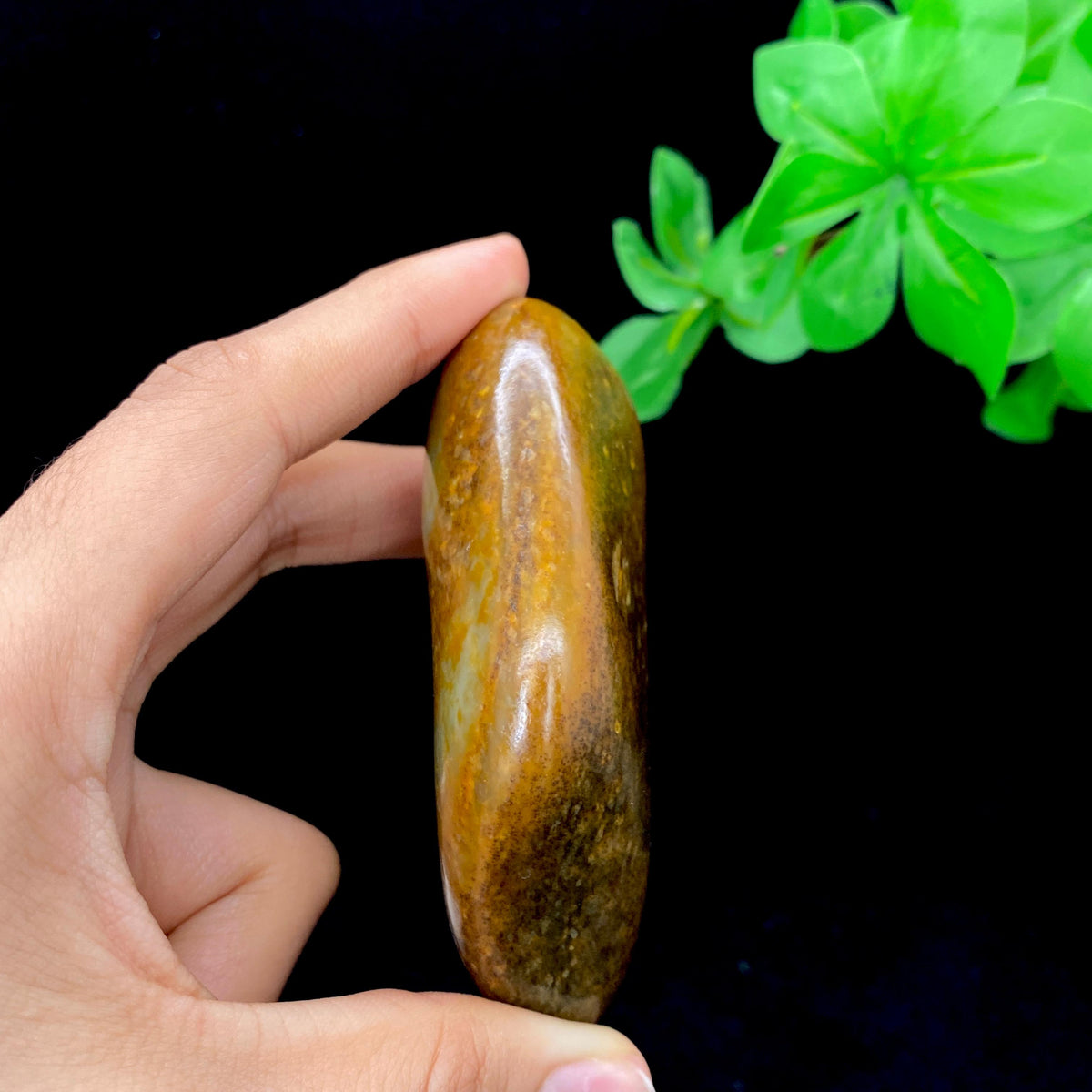 和田玉黄沁皮籽料手把件（210.5g）