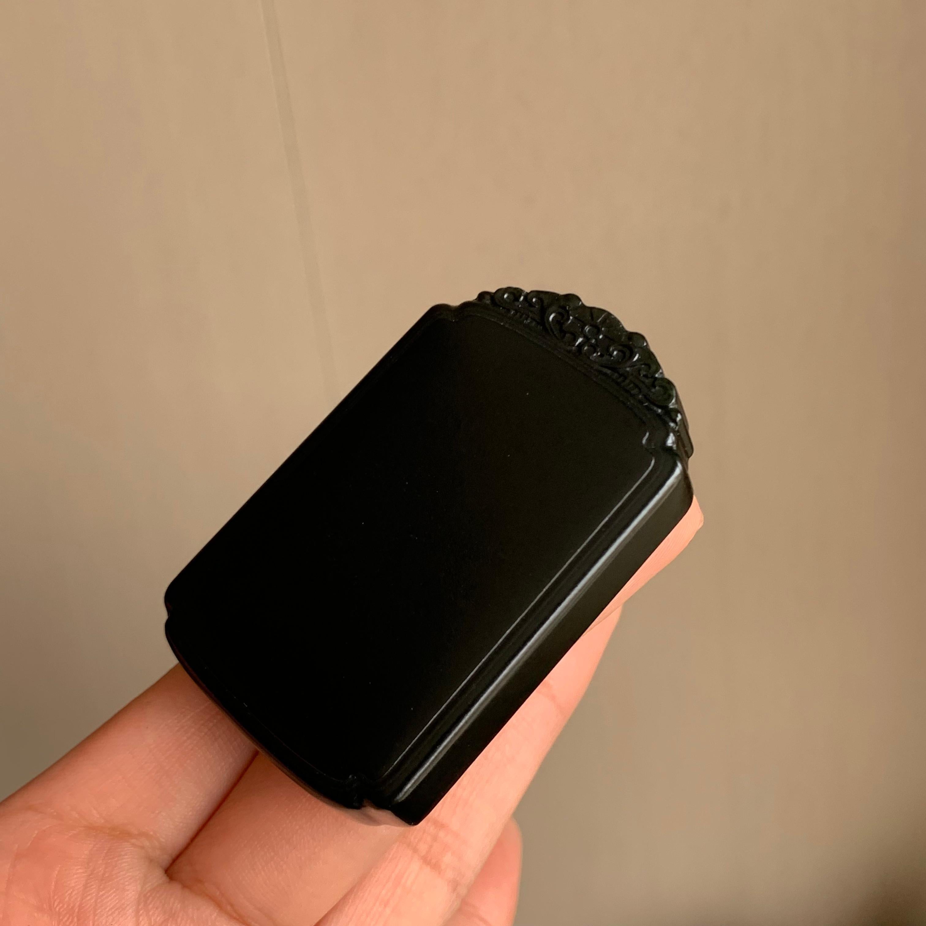 高品质和田玉黑青无事牌（71.8g）