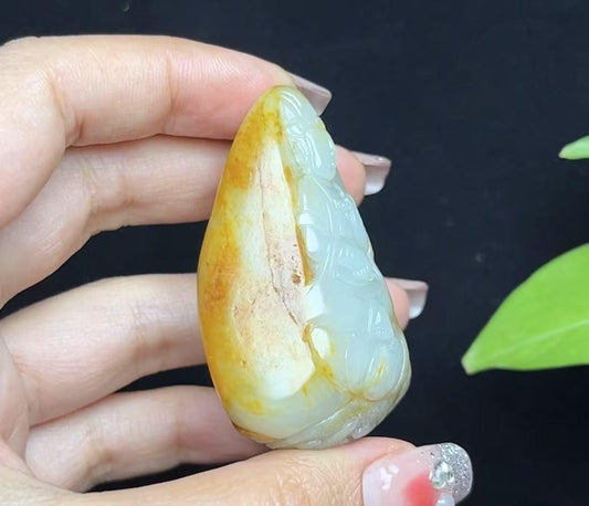 新疆和田玉红皮白肉籽料观音（76.6g）