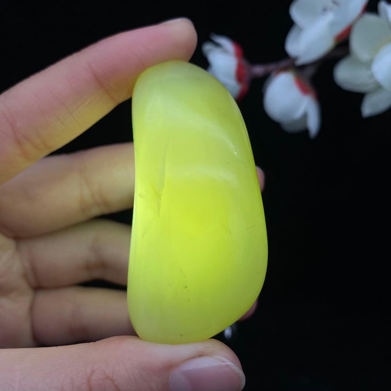 和田玉青白玉带翠籽料原石（55.4g）