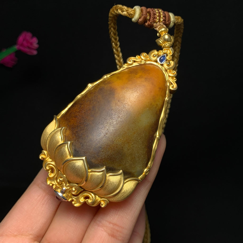 收藏传承级18 K重金镶嵌籽料挂件（98.6g）