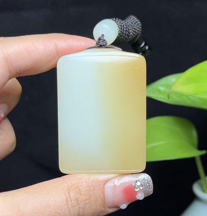 新疆和田玉且末糖羊脂玉平安无事牌（48.8g）