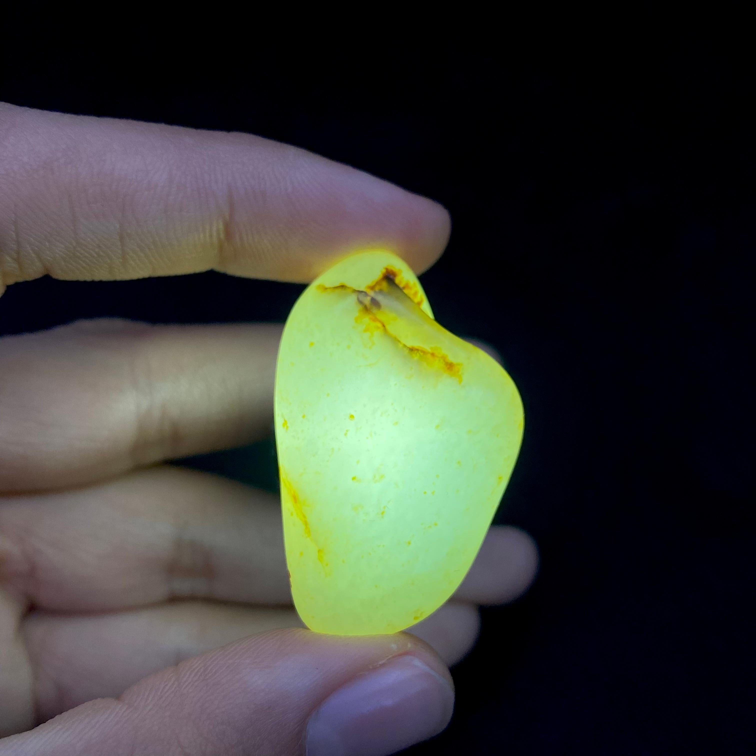 【超值推荐】和田玉洒金皮籽料原石（19.1g）