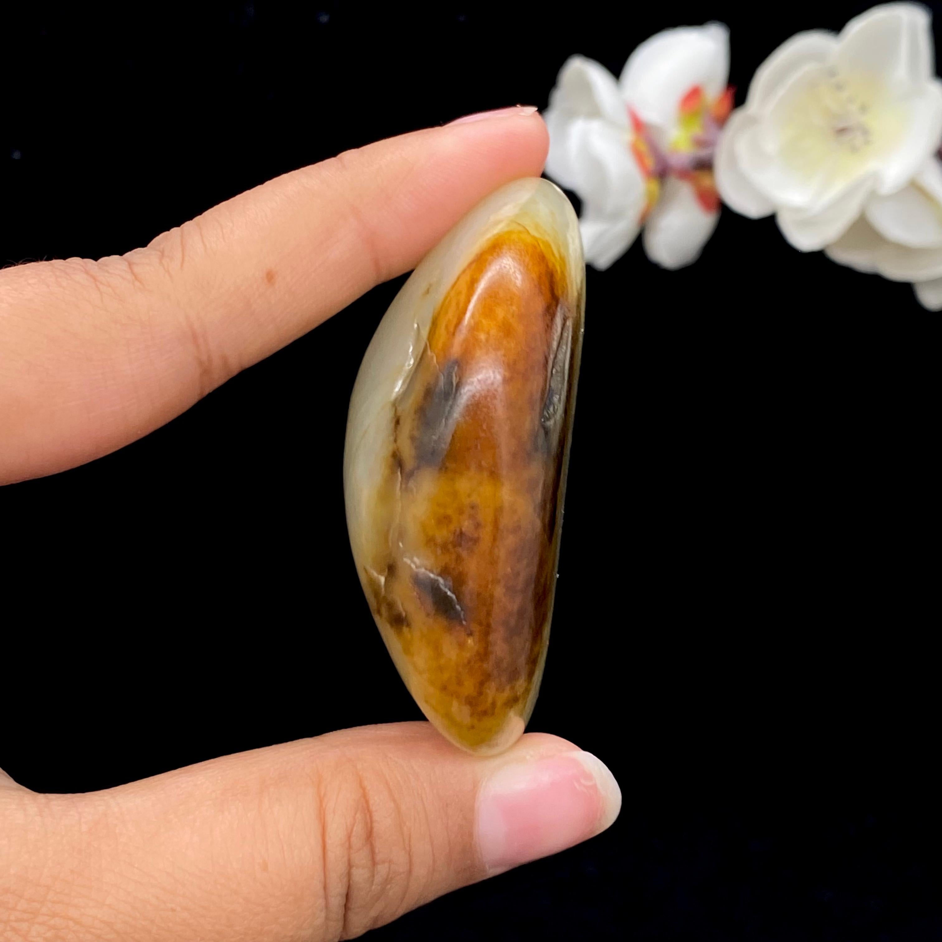 和田玉聚黄皮青花底籽料手把件（90g）