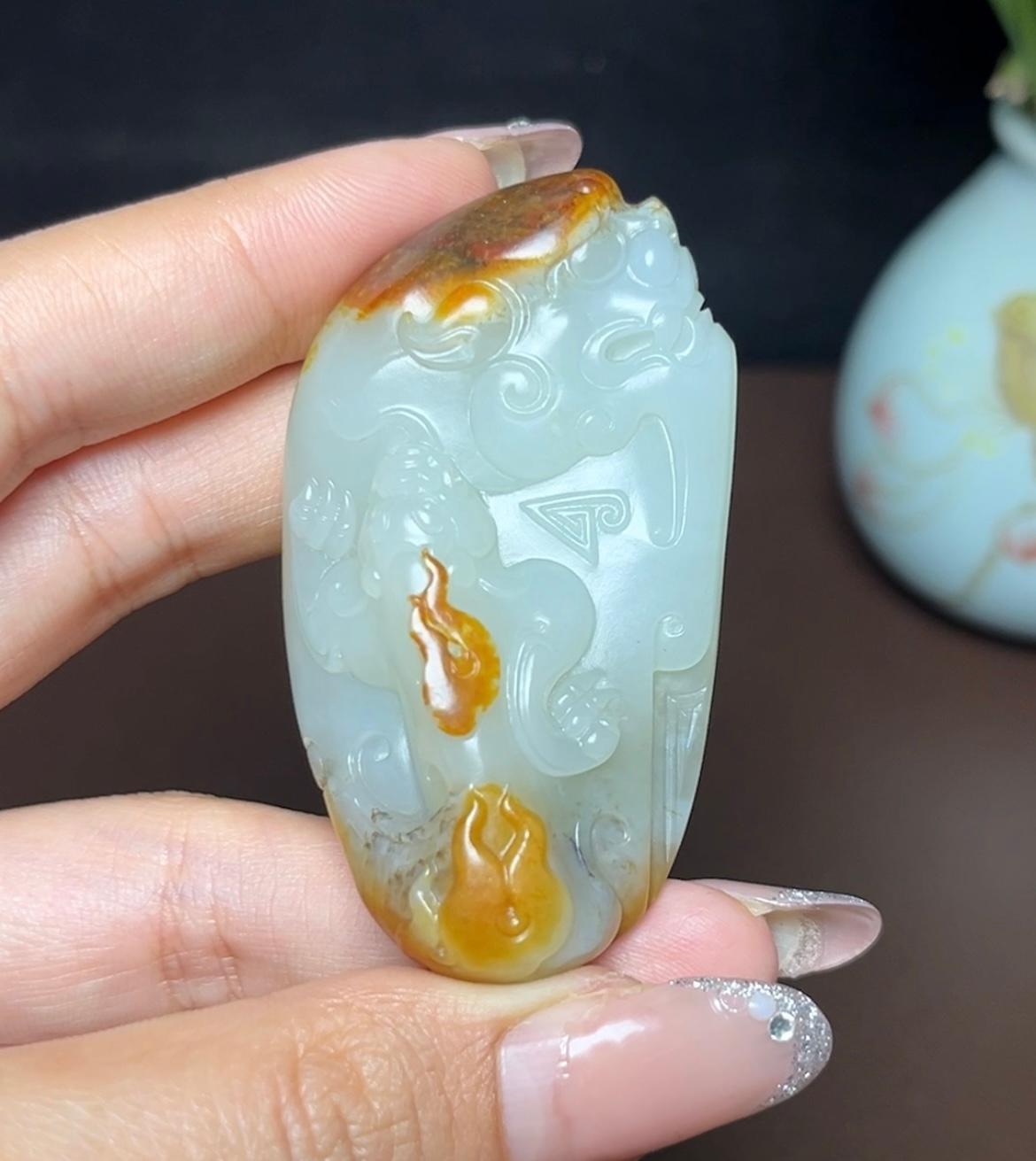 新疆和田玉玛丽艳籽料天地红皮白肉貔貅府上有龙（61.5g）