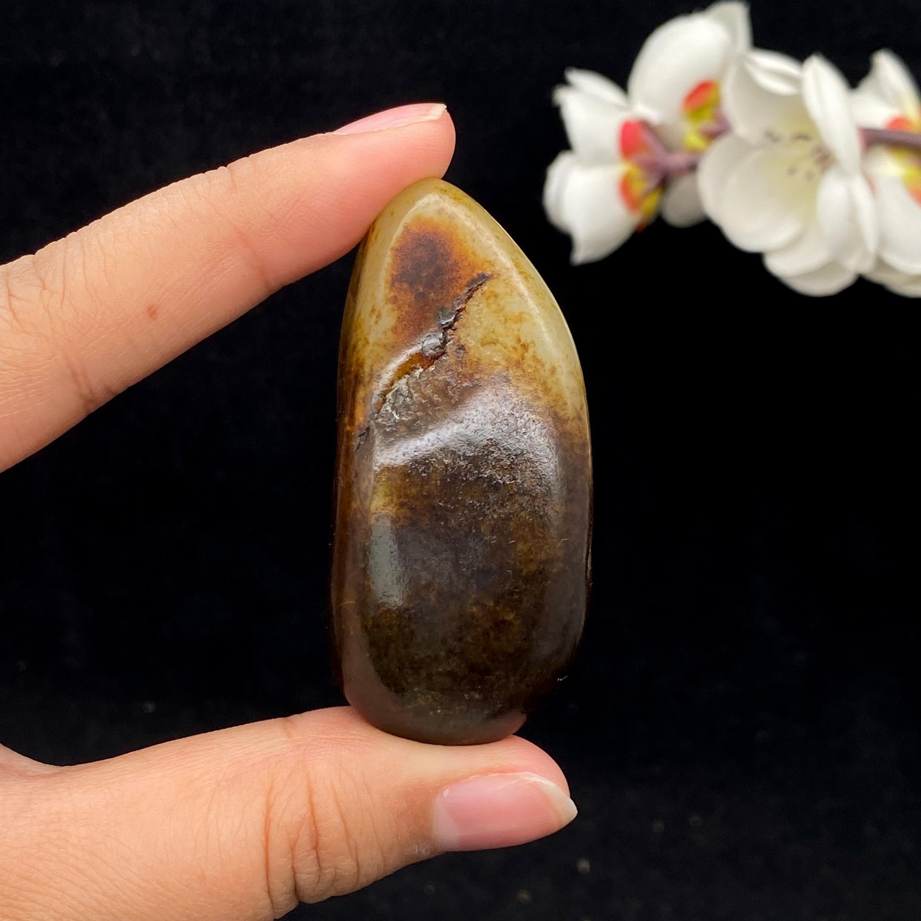 和田玉聚黑皮籽料大挂件（65.3g）