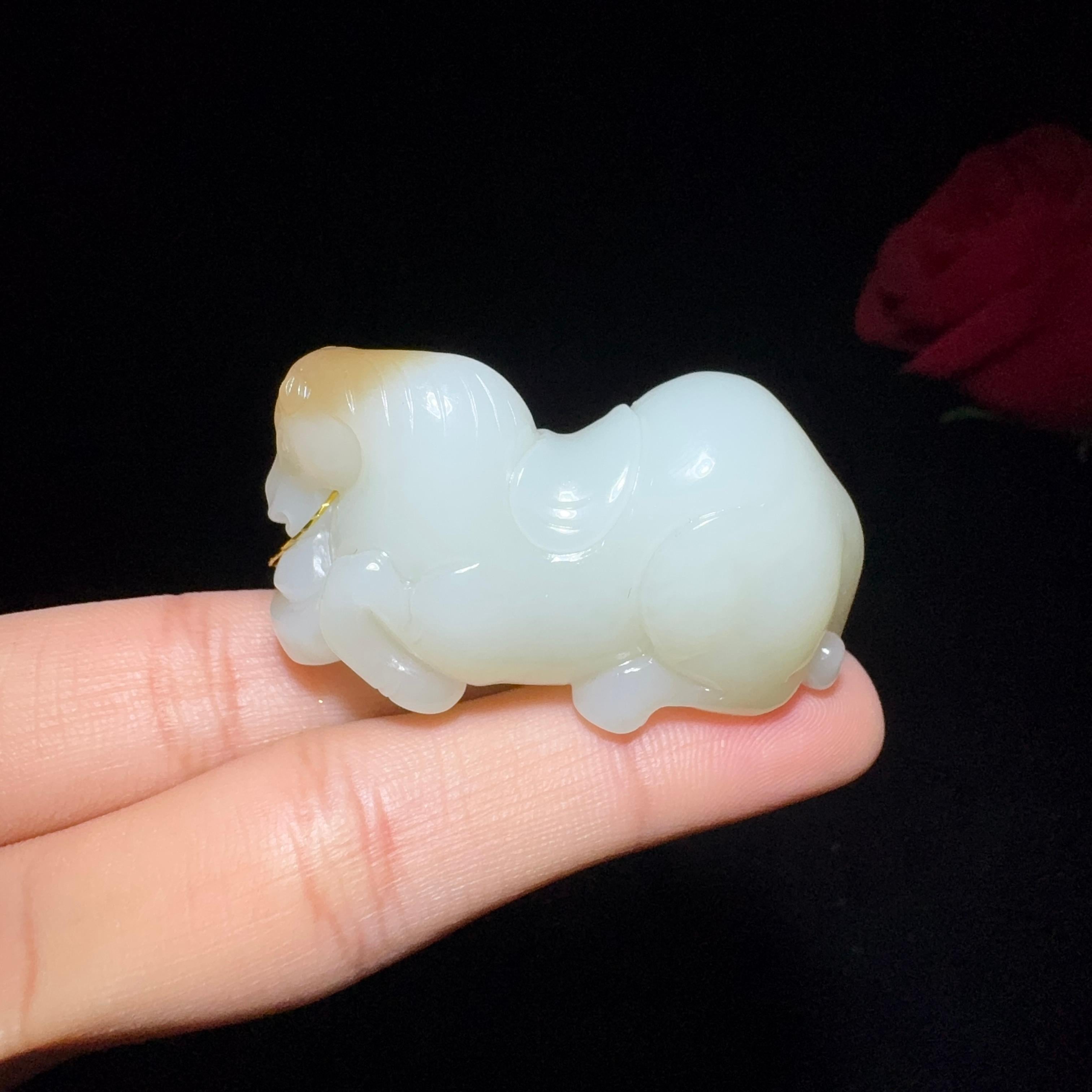 和田玉糖白小手把件马到成功（41.4g）