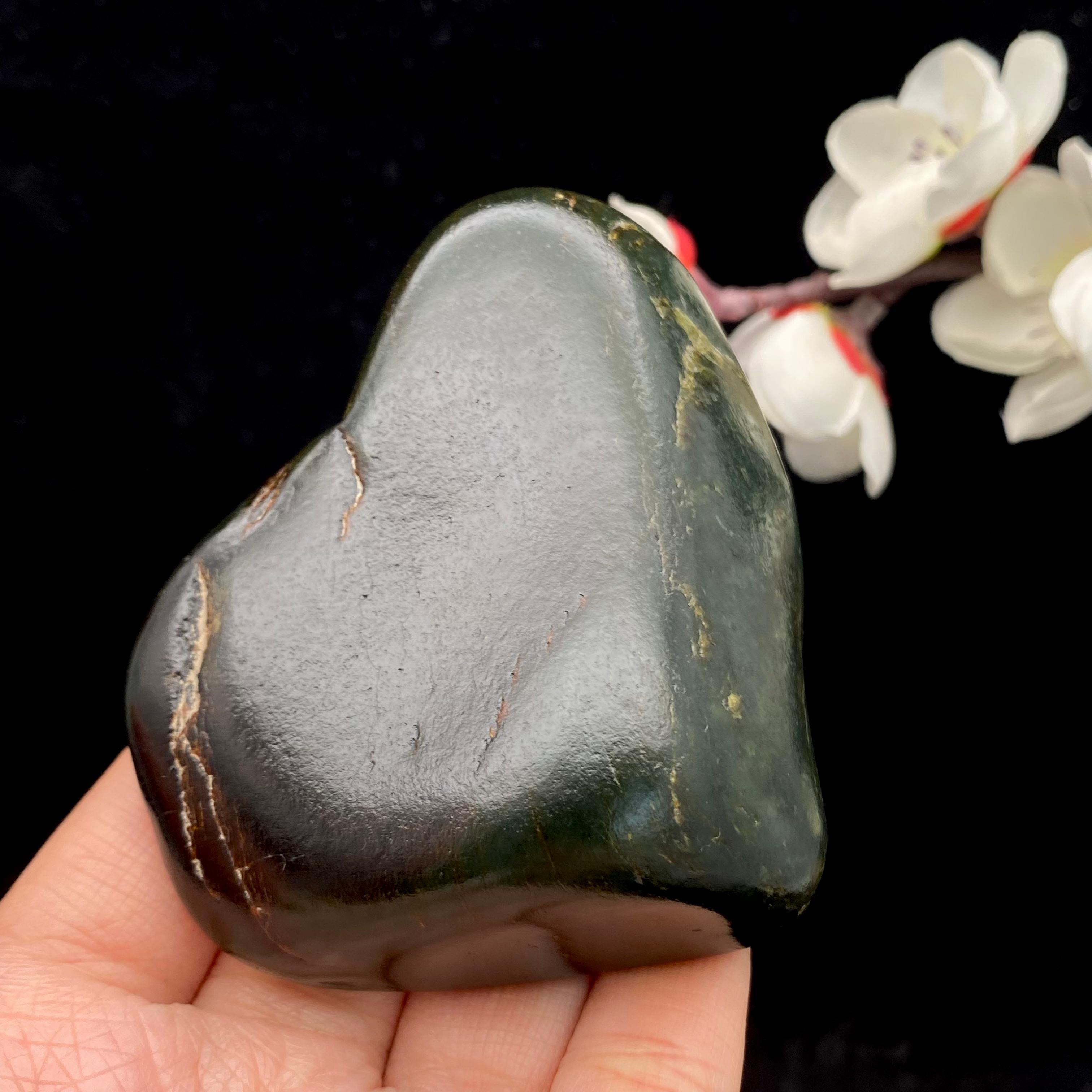 【超值推荐】和田玉青玉带聚黑皮籽料原石（173.4g）