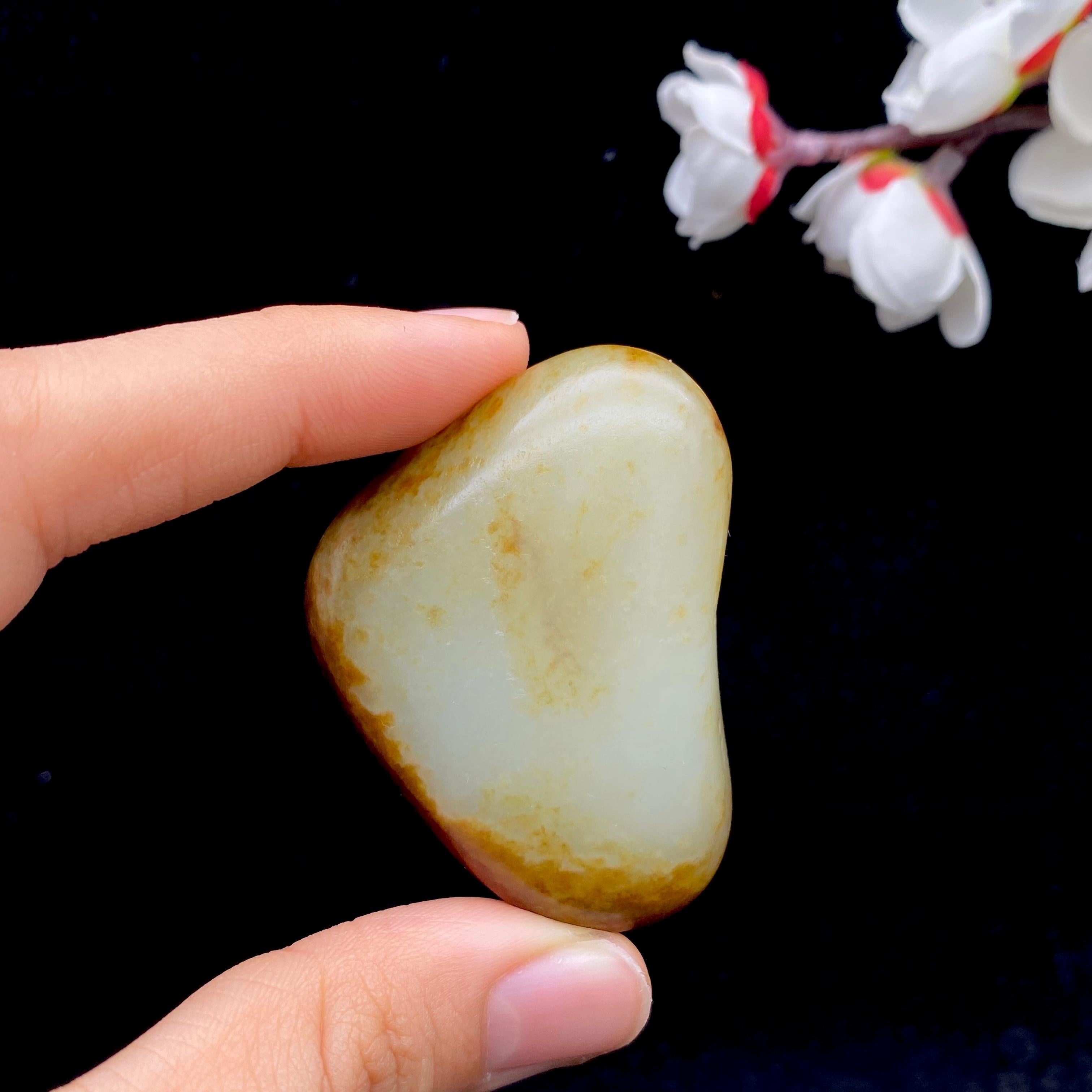 和田玉-碧玉籽料原石（135克） – 厚德载玉