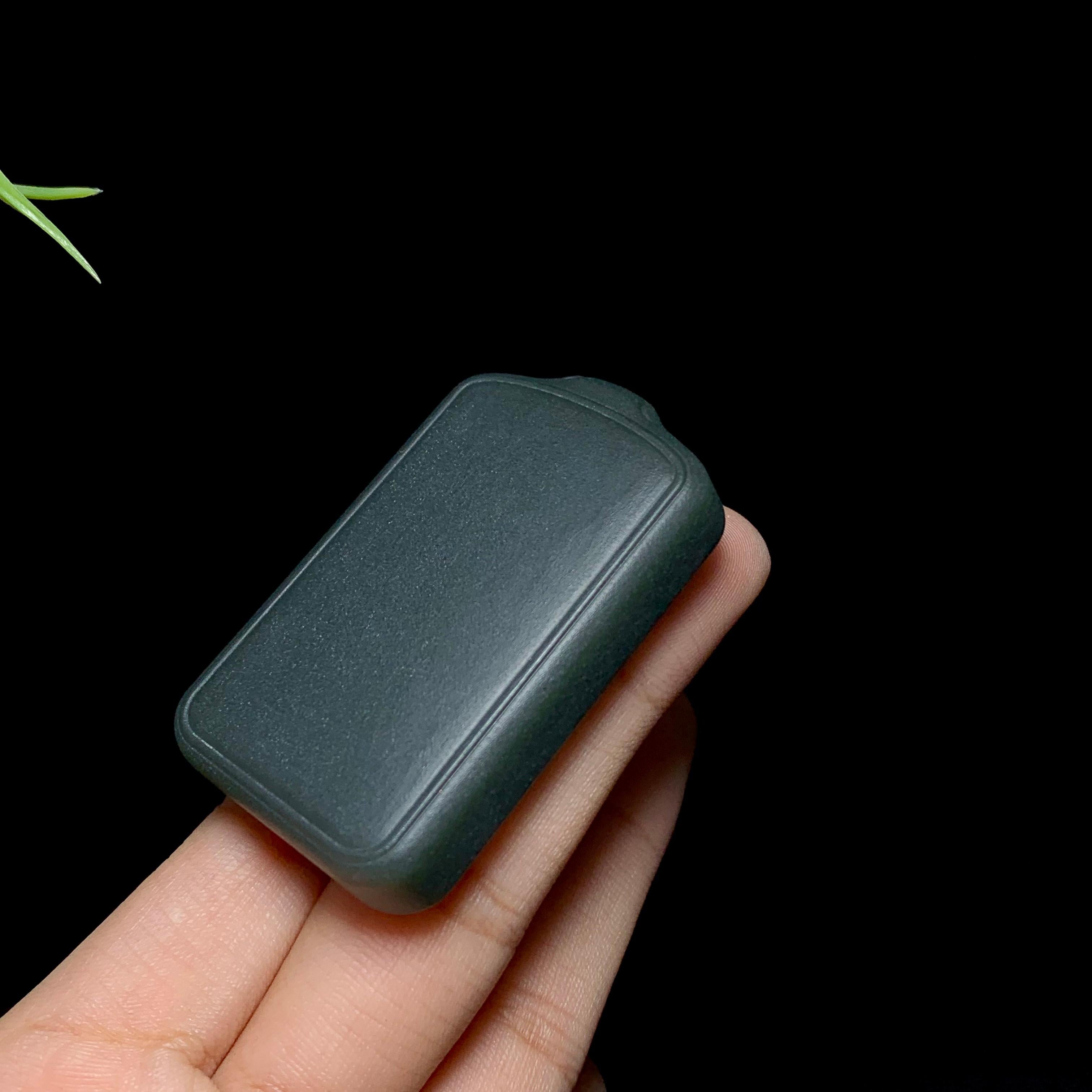 和田玉一细塔青无事牌（55.7g）