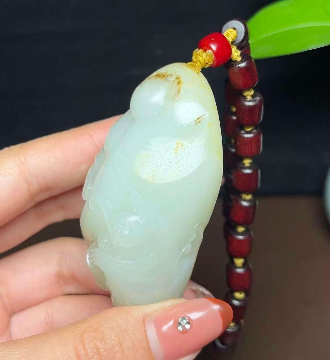 新疆和田玉籽料秋梨皮羊脂玉封侯拜相手把件（133.9g）