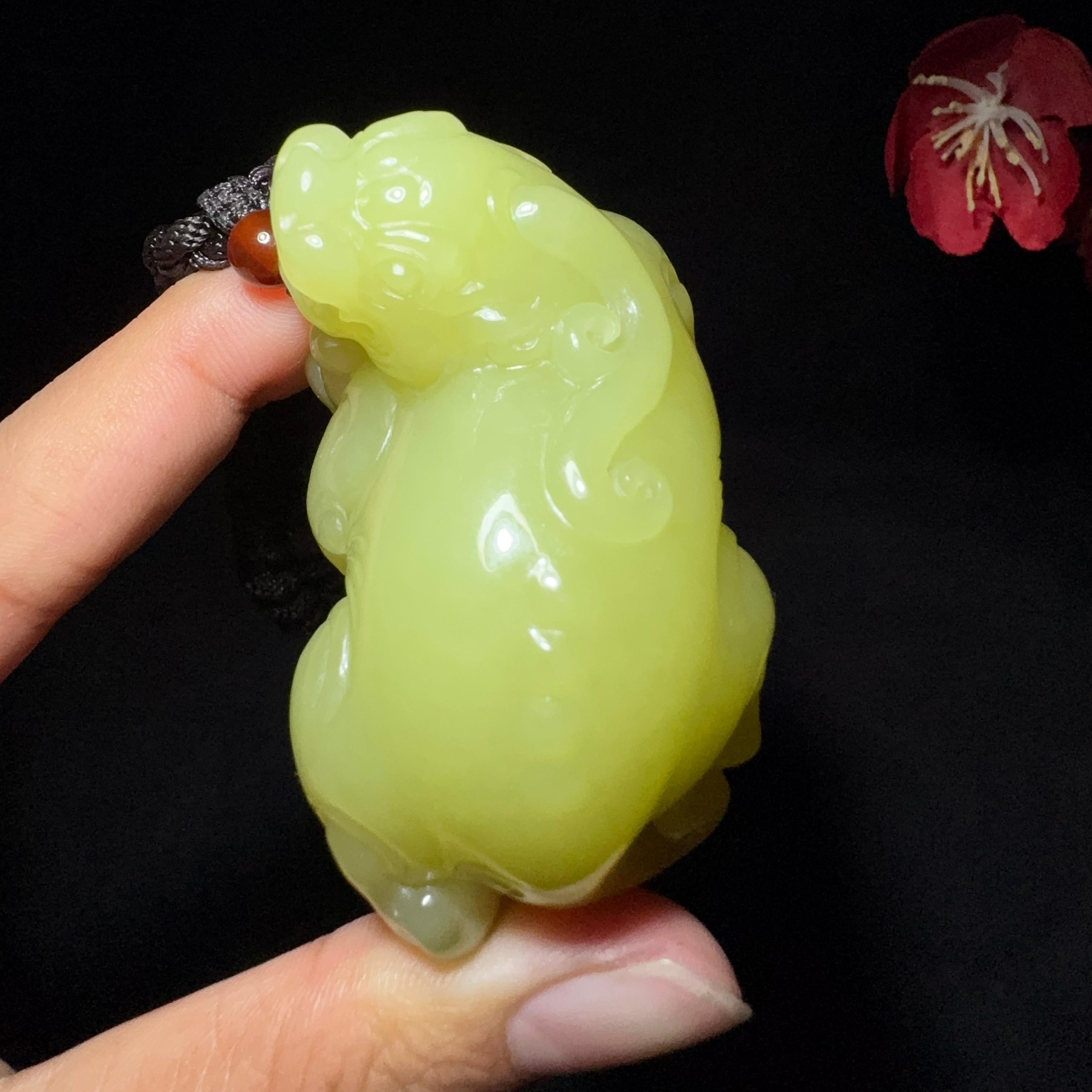 和田玉黄口料貔貅手把件（102.0g）