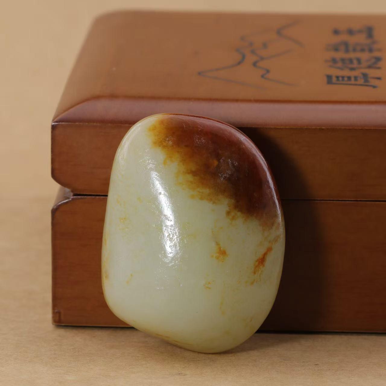 和田玉聚红皮籽料手把件（69.8g）