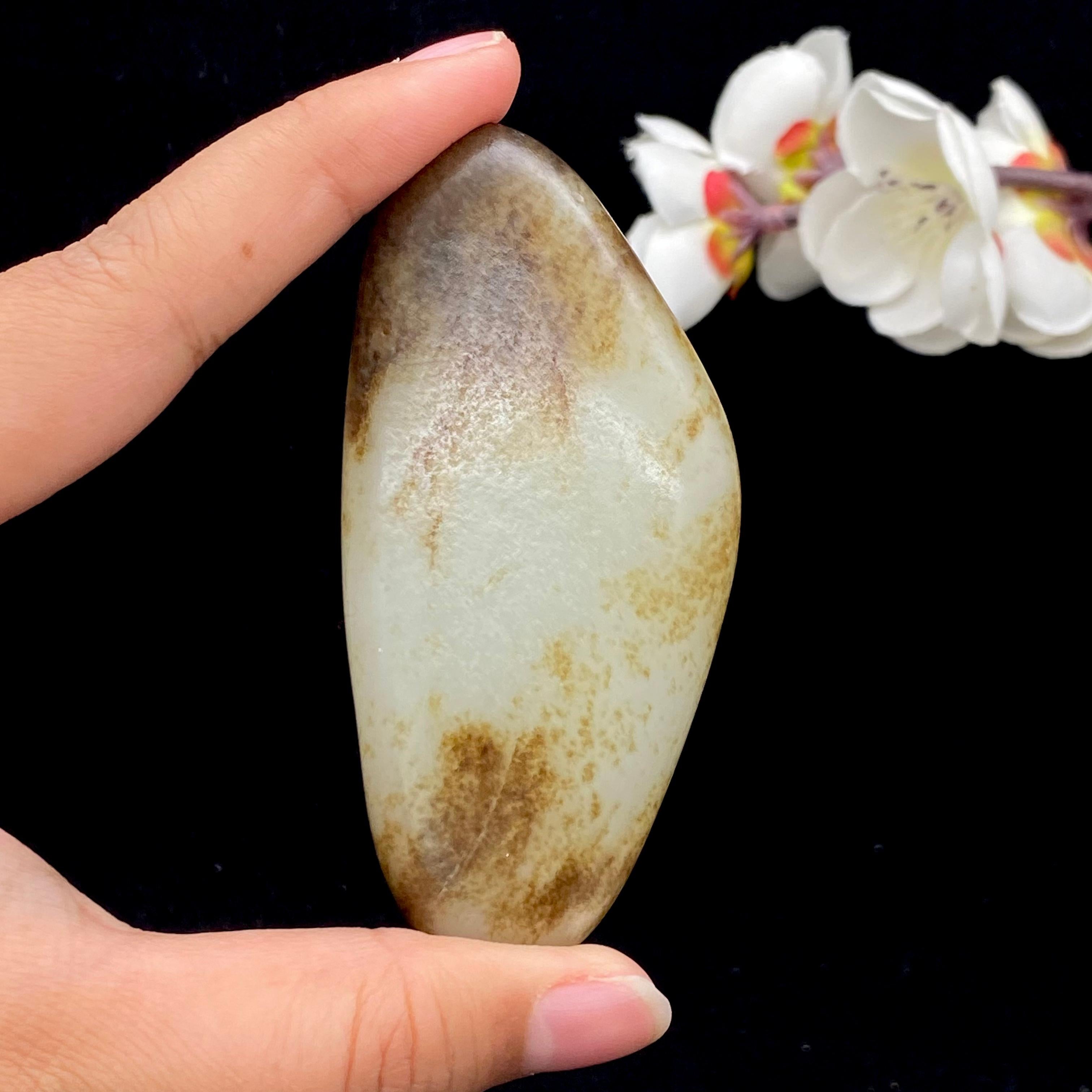 和田玉秋梨皮籽料手把件（108.7g）