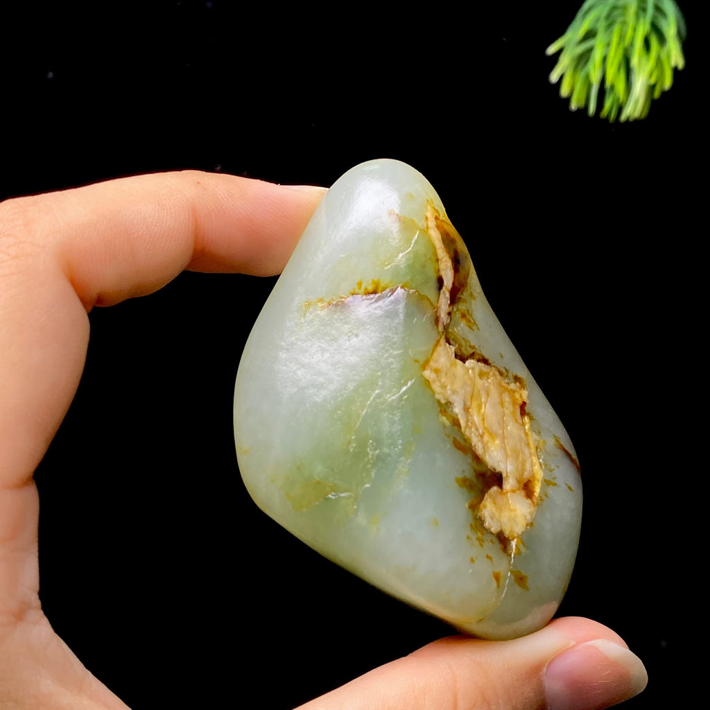 和田玉白玉带翠籽料挂件（98.49g）