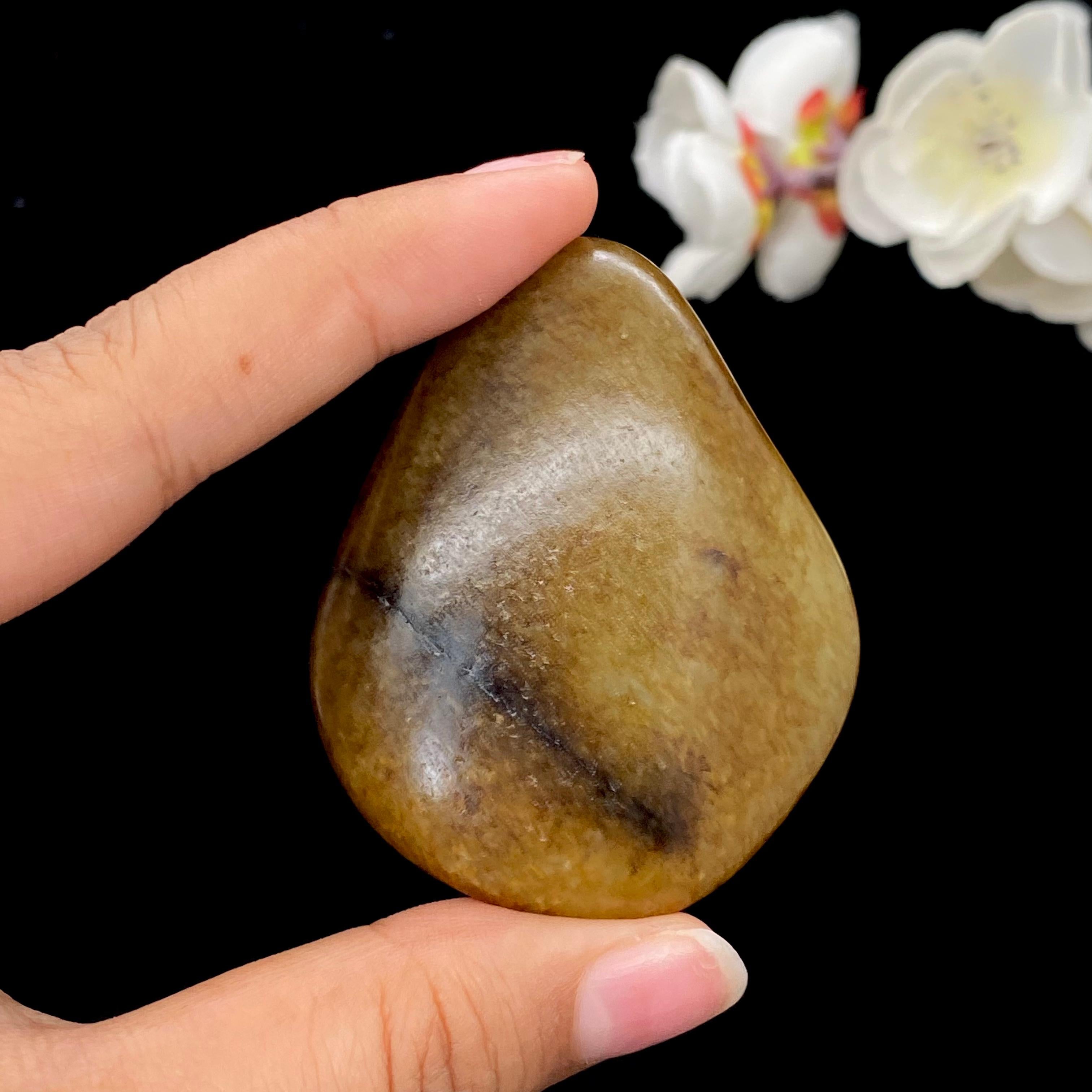 和田玉秋梨皮籽料大挂件（65.8g）