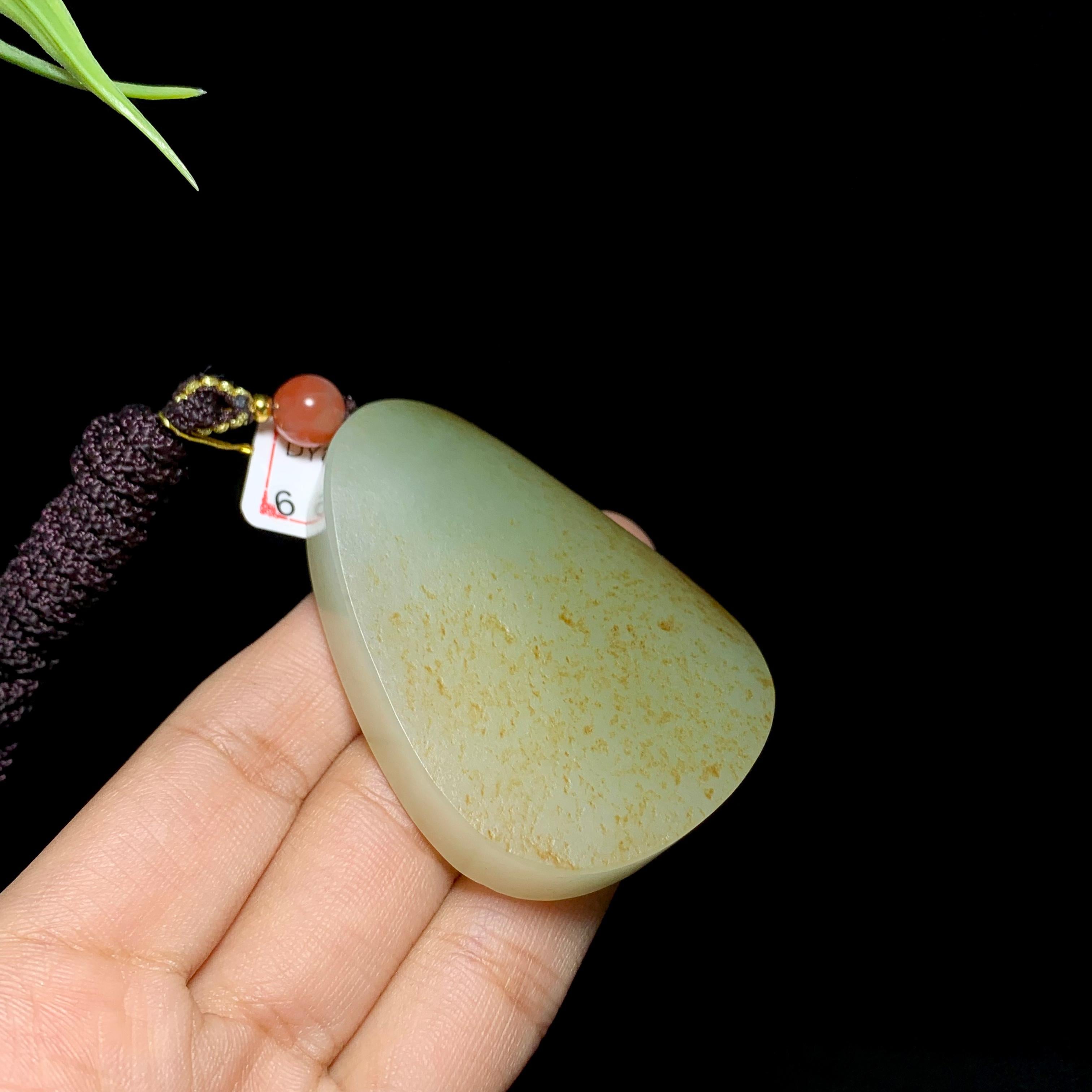 和田籽料洒金皮带翠无事牌（52.0g）