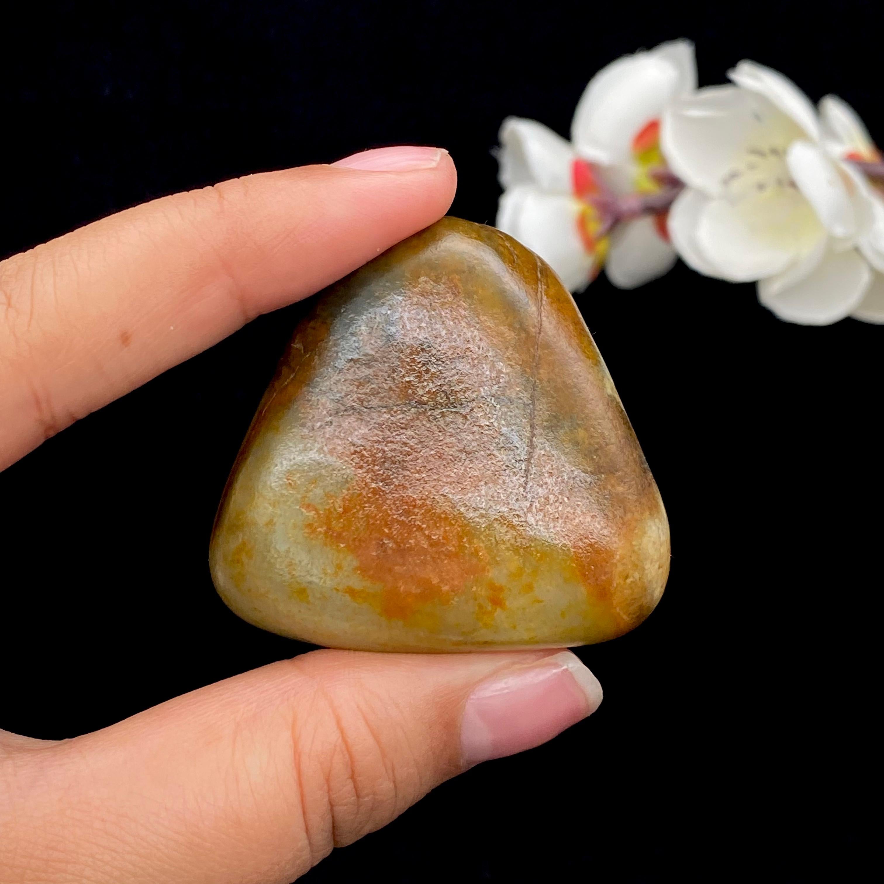 和田玉聚黄皮青花底籽料（82.5g） – 厚德载玉